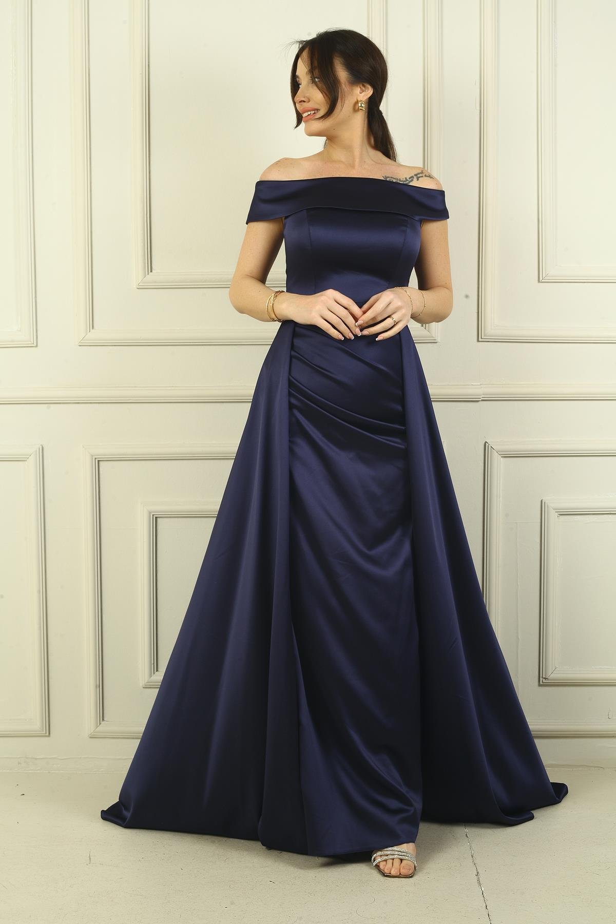 S-24Y0230052Kadın Madonna Yaka Önü Büzgülü Astarlı Pelerinli Saten Uzun Elbise