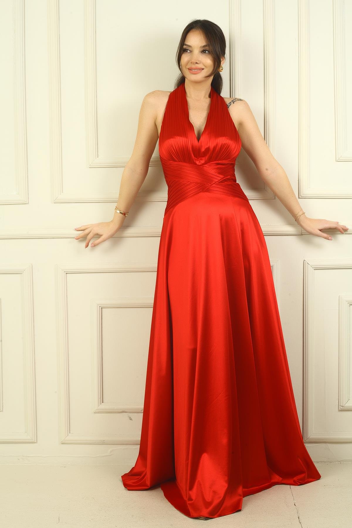 S-24Y0230057Kadın V Yaka Sırt Dekolteli Üstü Piliseli Örme Saten Uzun Elbise