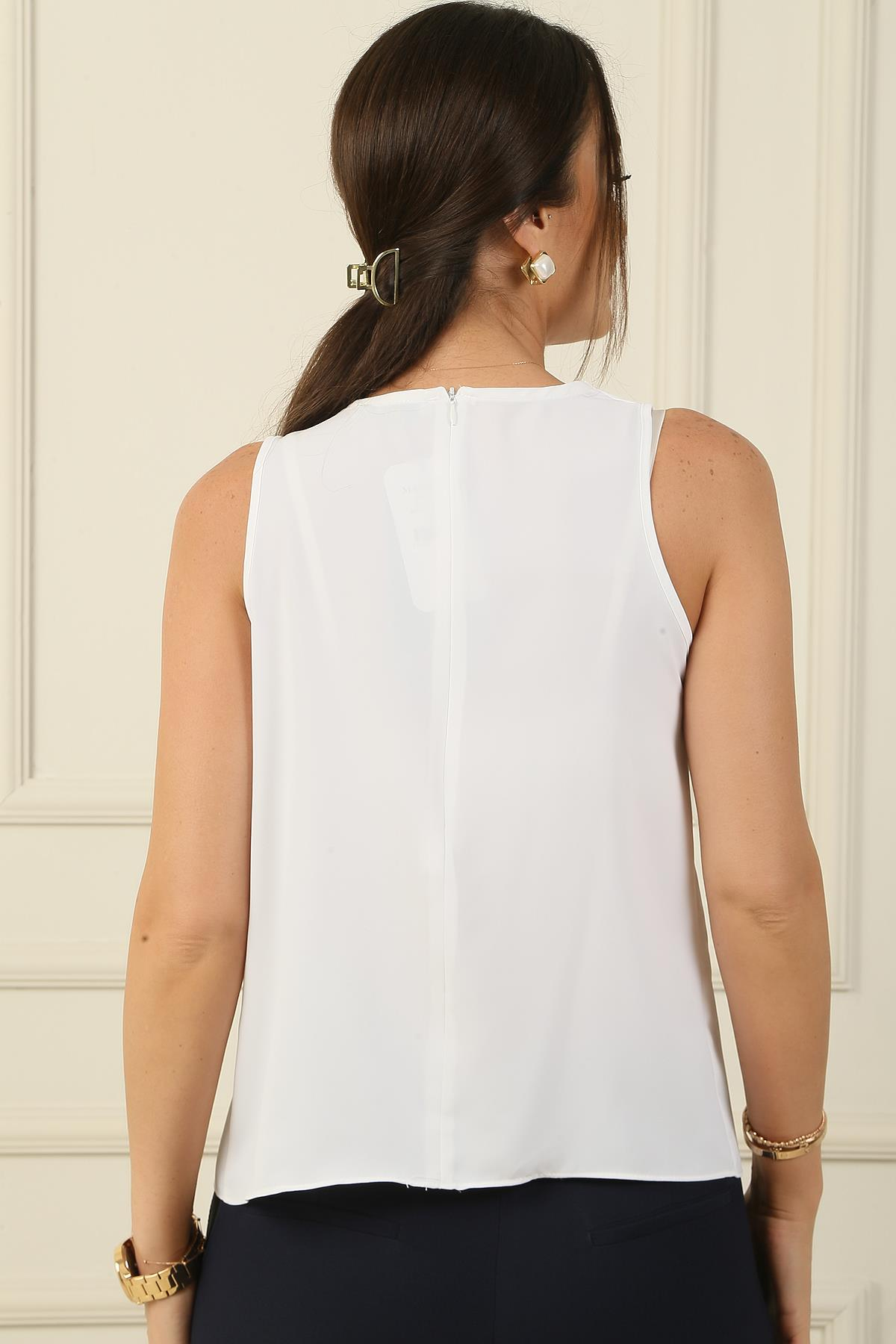 S-24Y0840011Crepe Satin Blouse with Plunging Neck and Accessory Detail