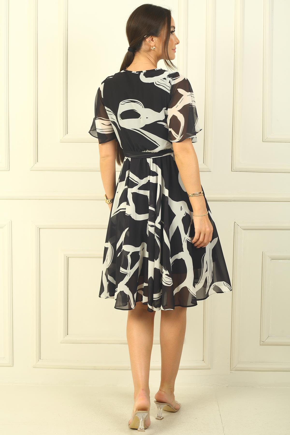 S-24Y0840014Kruvaze Yaka Volan Kollu Astarlı Beli Kuşaklı Soyut Desen Şifon Kısa Elbise