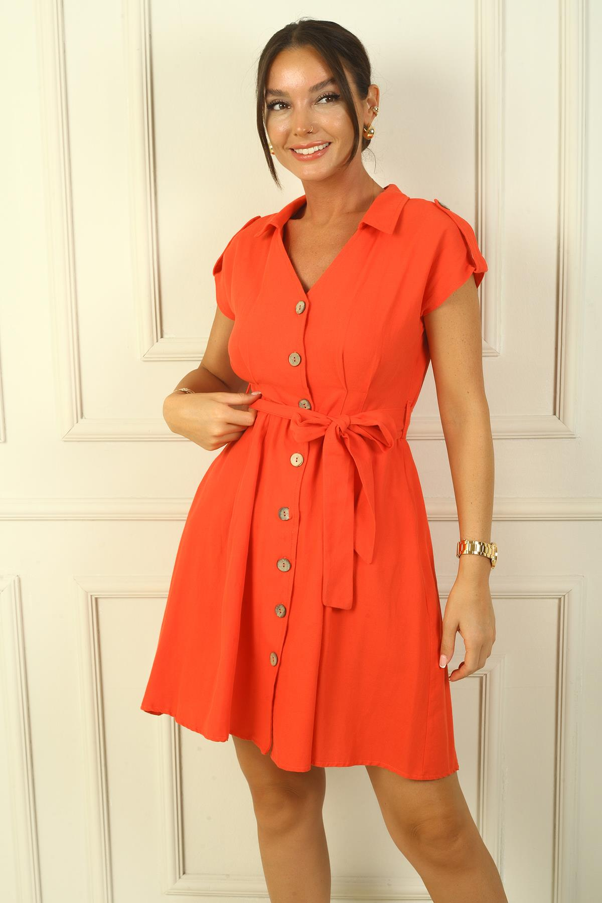 S-24Y0840034Polo Yaka Önü Düğmeli Beli Kuşaklı Pile Detaylı Keten Elbise