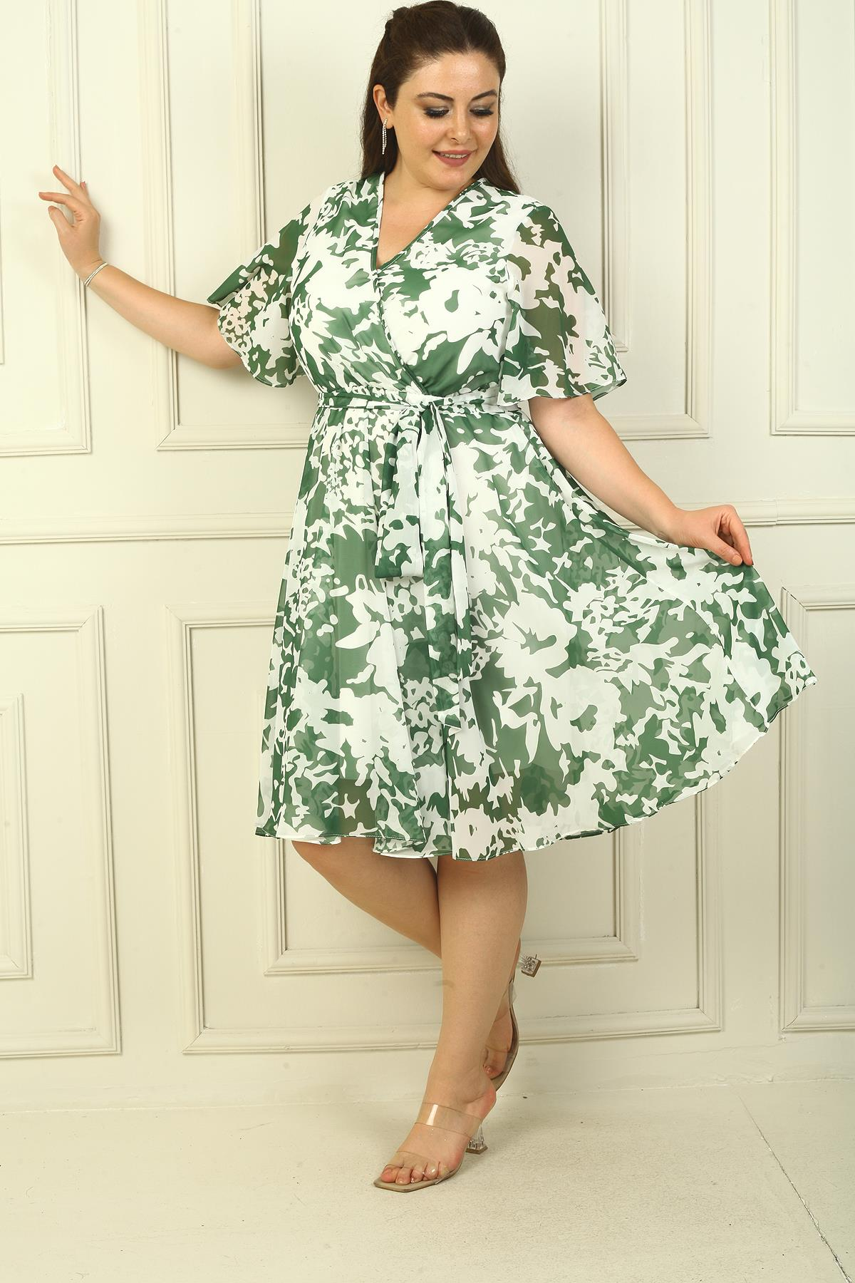 S-24Y0840049Kruvaze Yaka Volan Kollu Astarlı Beli Kuşaklı  Büyük Güllü Büyük Beden Şifon Elbise