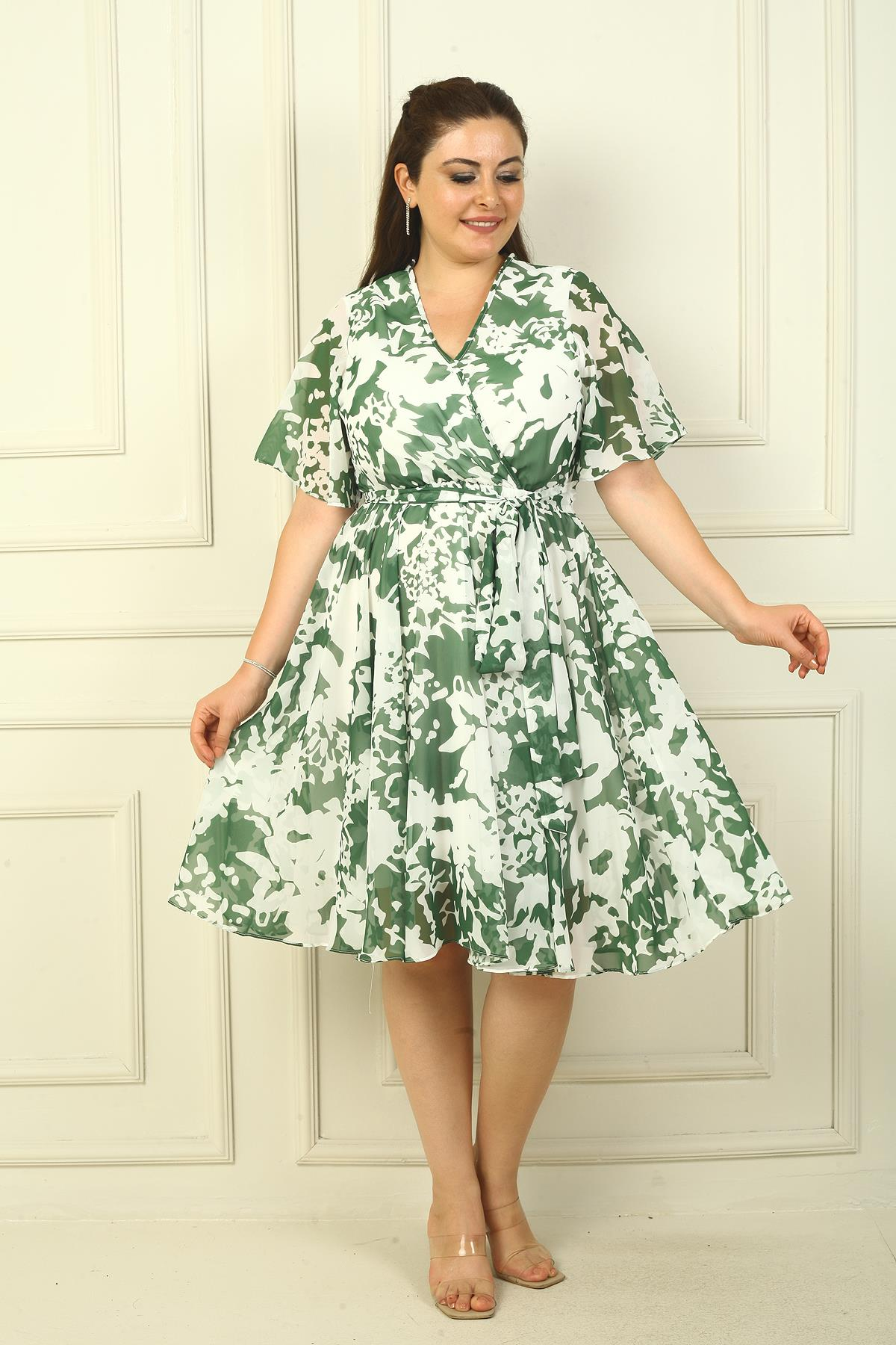 S-24Y0840049Kruvaze Yaka Volan Kollu Astarlı Beli Kuşaklı  Büyük Güllü Büyük Beden Şifon Elbise