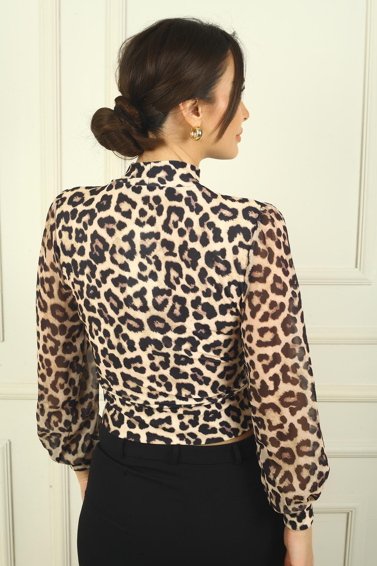S-24Y1030022Kadın Önü Boyundan Parçalı Leopar Desenli Şifon Bluz