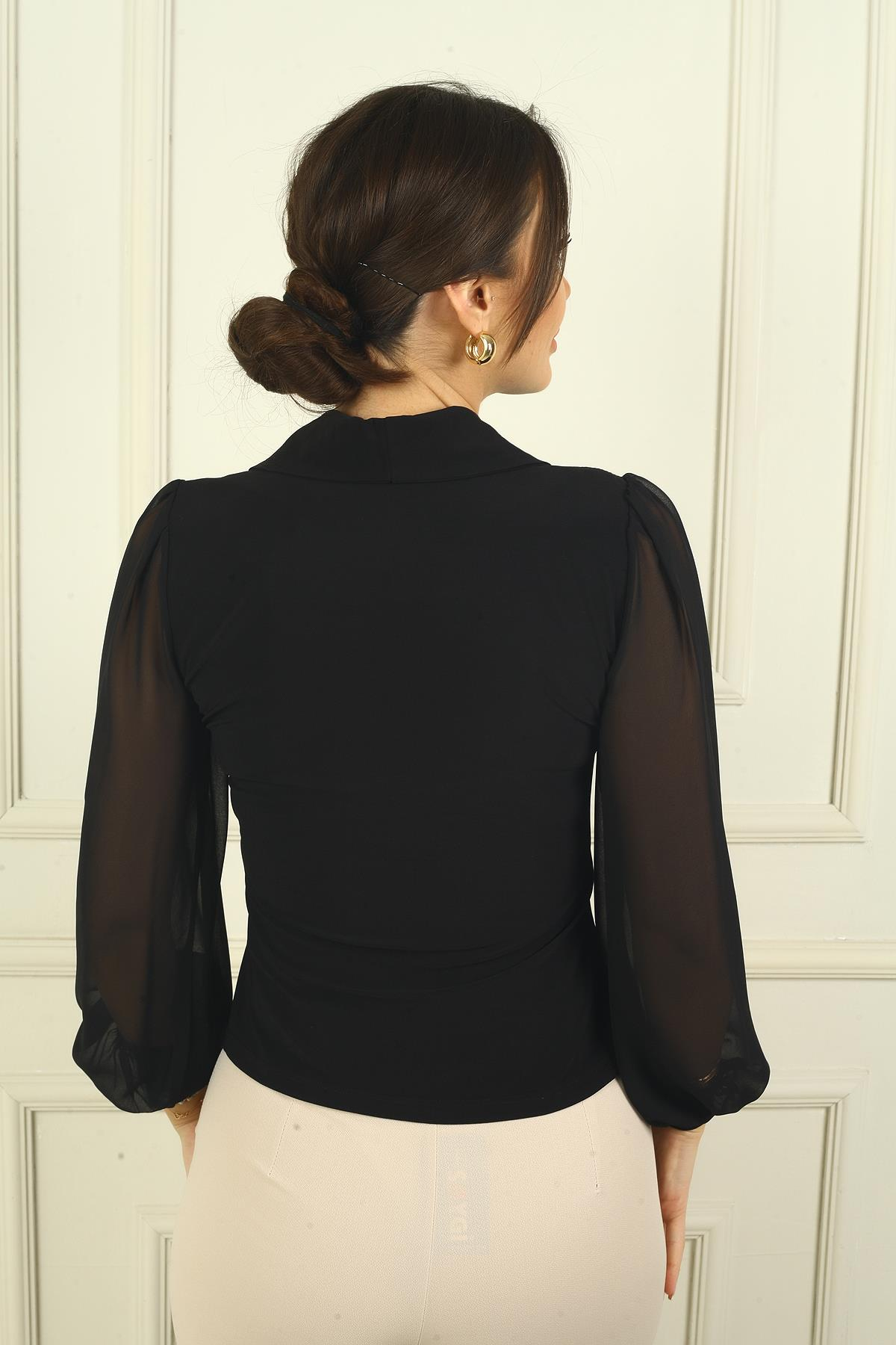 S-24Y1030025Kadın V Yaka Önü Gül Detaylı Bluz