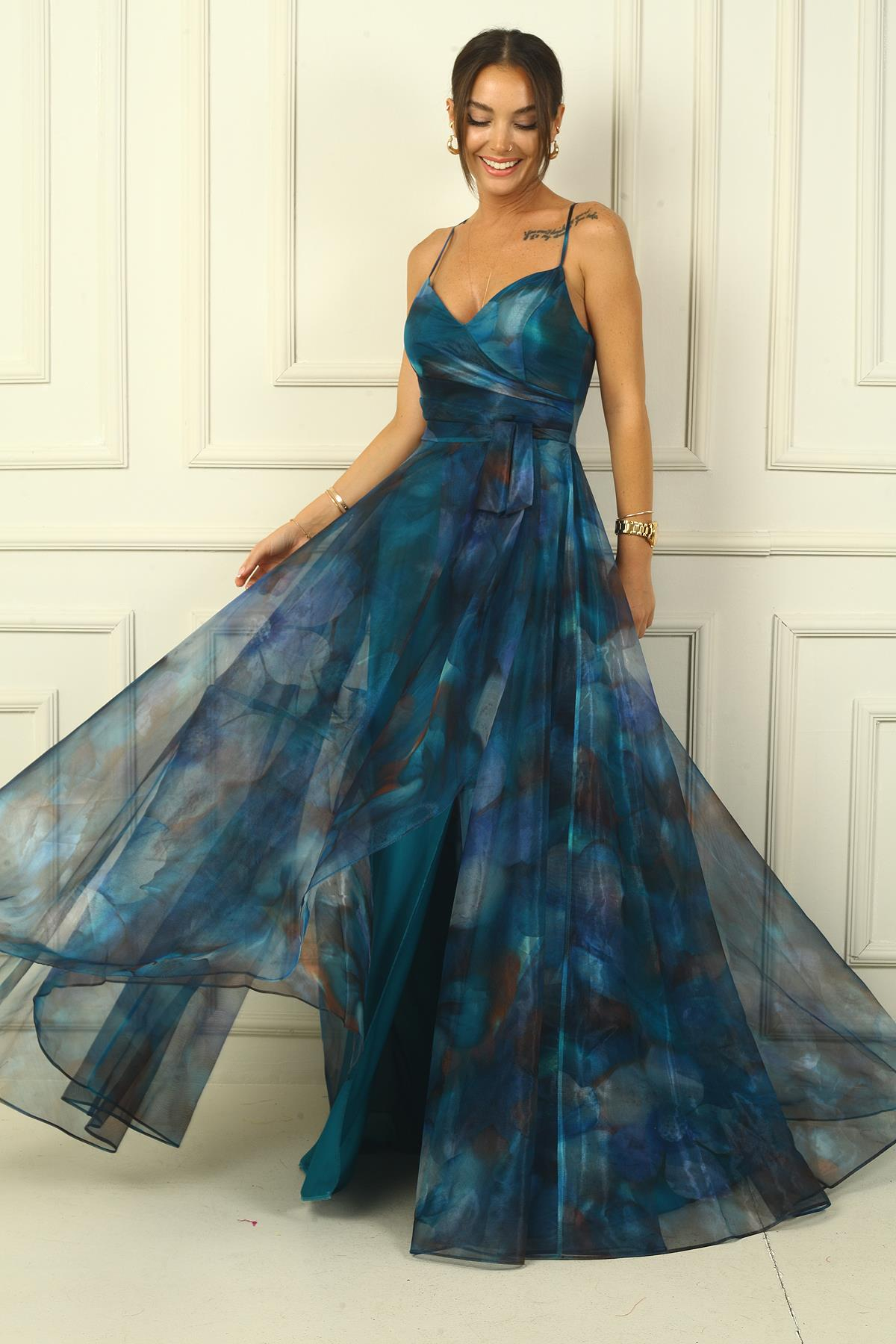 S-24Y1210002Kadın İp Askılı Arkası Bağcıklı Önü Drapeli Çiçekli Organze Uzun Elbise