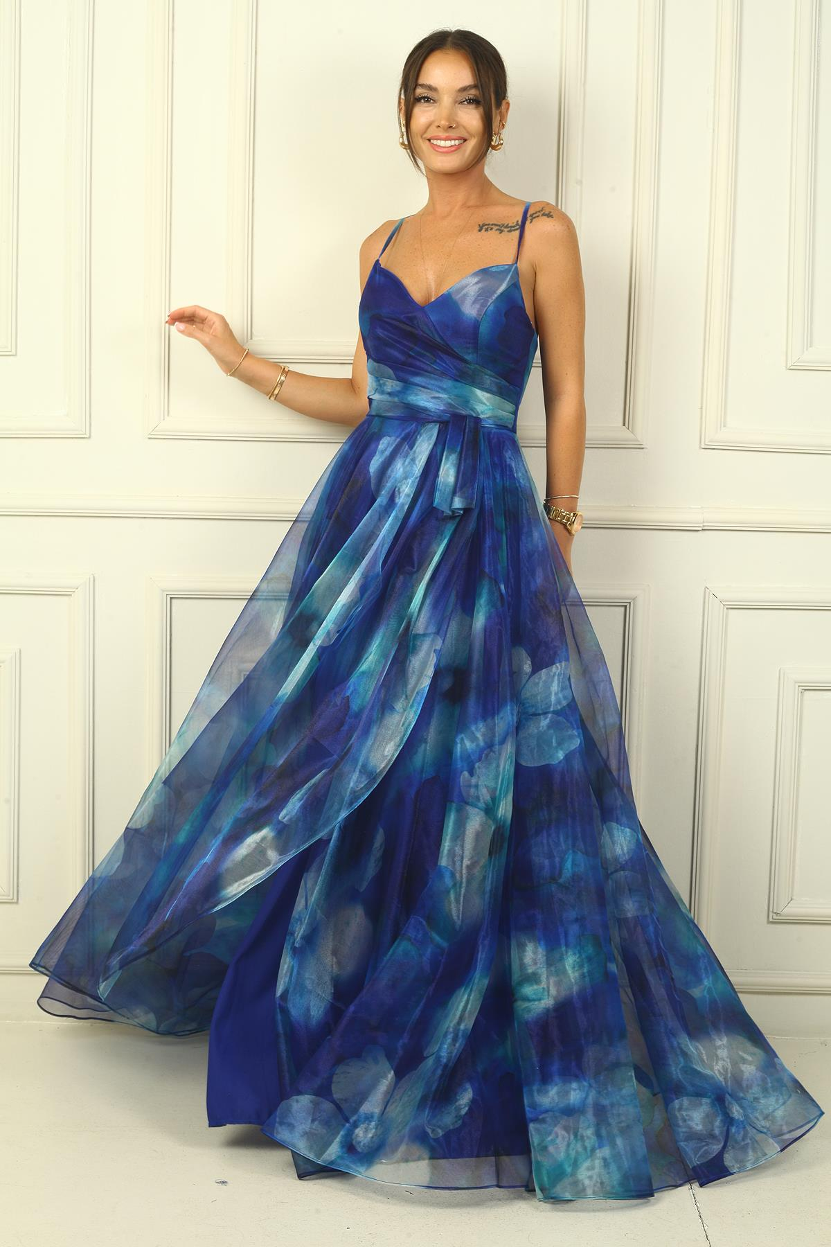 S-24Y1210002Kadın İp Askılı Arkası Bağcıklı Önü Drapeli Çiçekli Organze Uzun Elbise