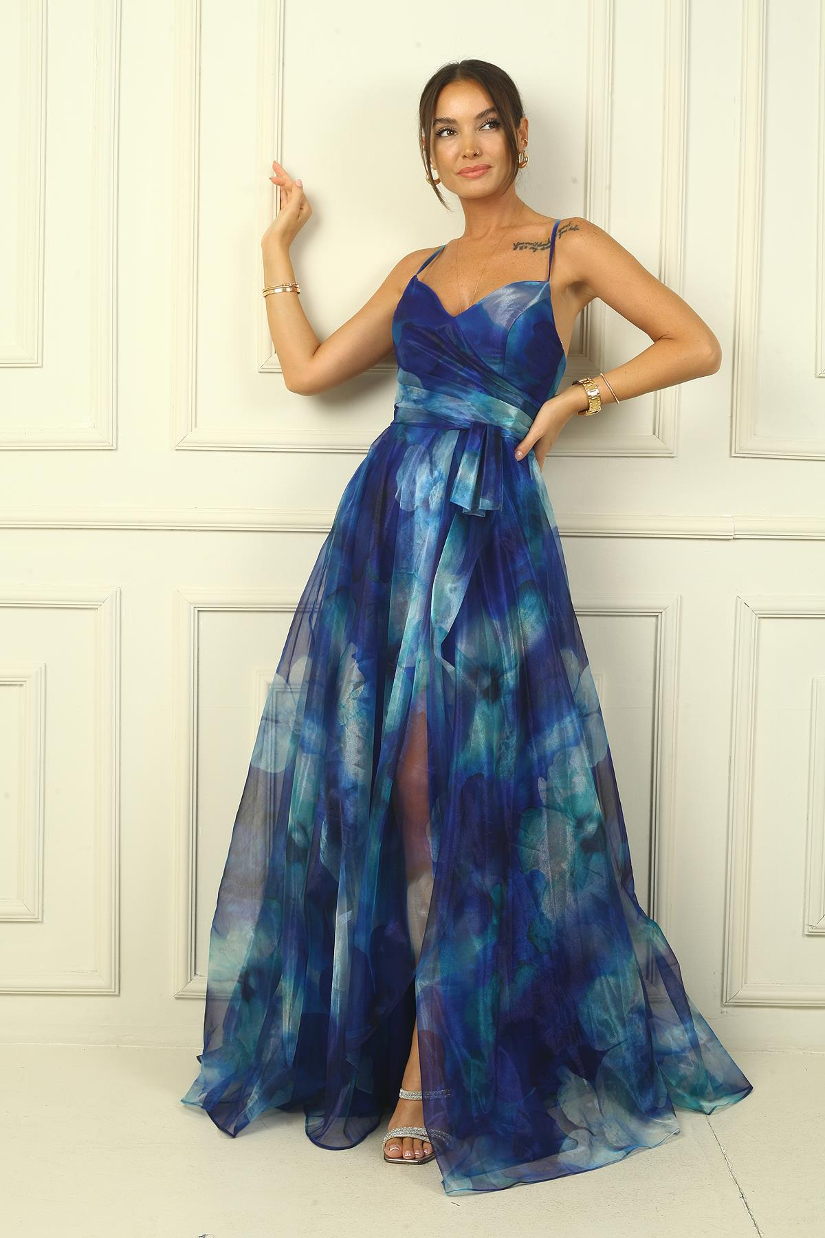 S-24Y1210002Kadın İp Askılı Arkası Bağcıklı Önü Drapeli Çiçekli Organze Uzun Elbise