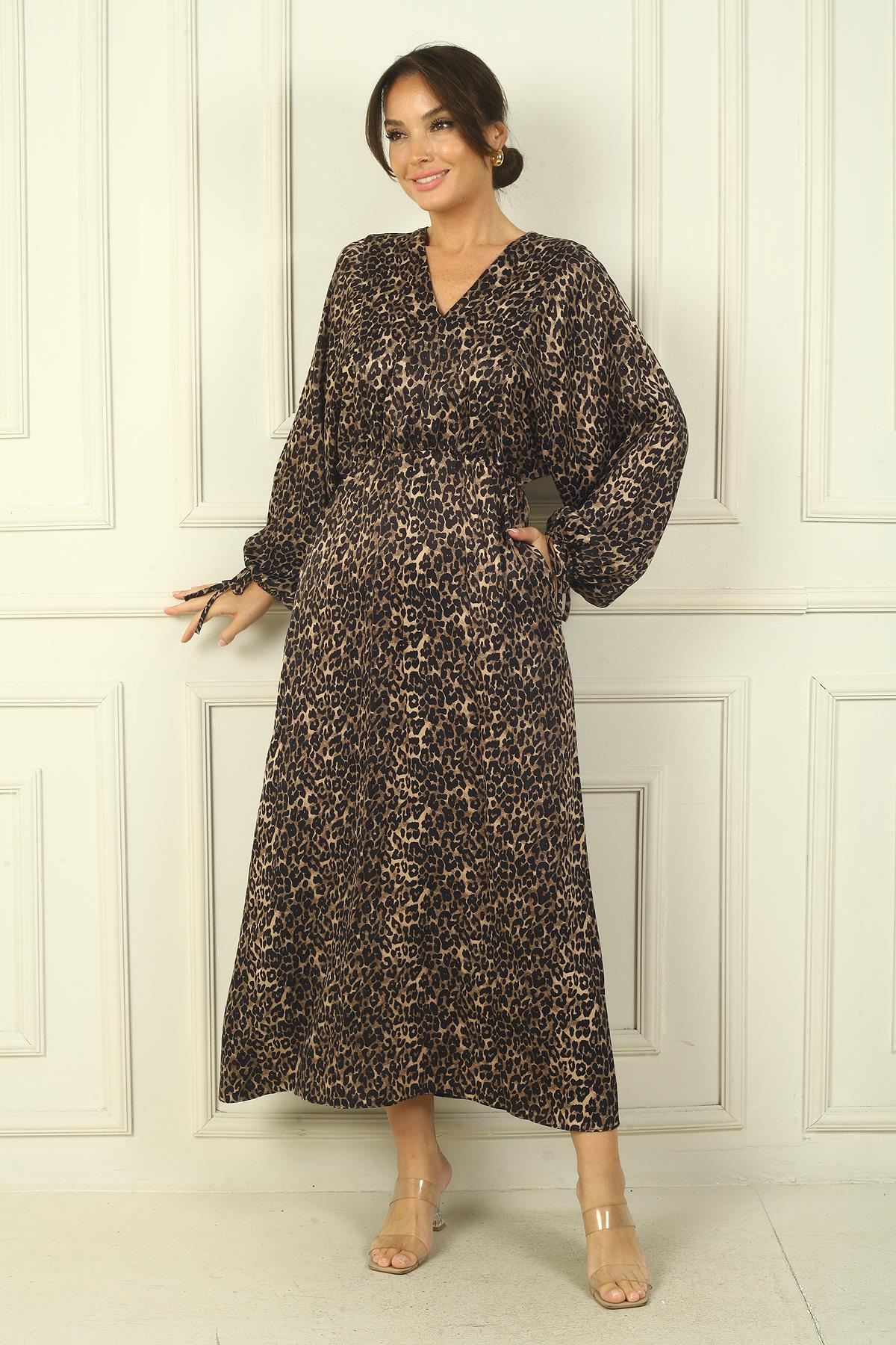 S-24Y1520047Kadın V Yaka Beli Büzgülü Yarasa Kol Yanları Cepli Leopar Desen Elbise