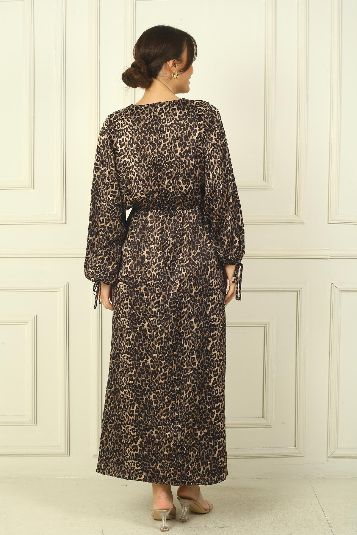 S-24Y1520047Kadın V Yaka Beli Büzgülü Yarasa Kol Yanları Cepli Leopar Desen Elbise