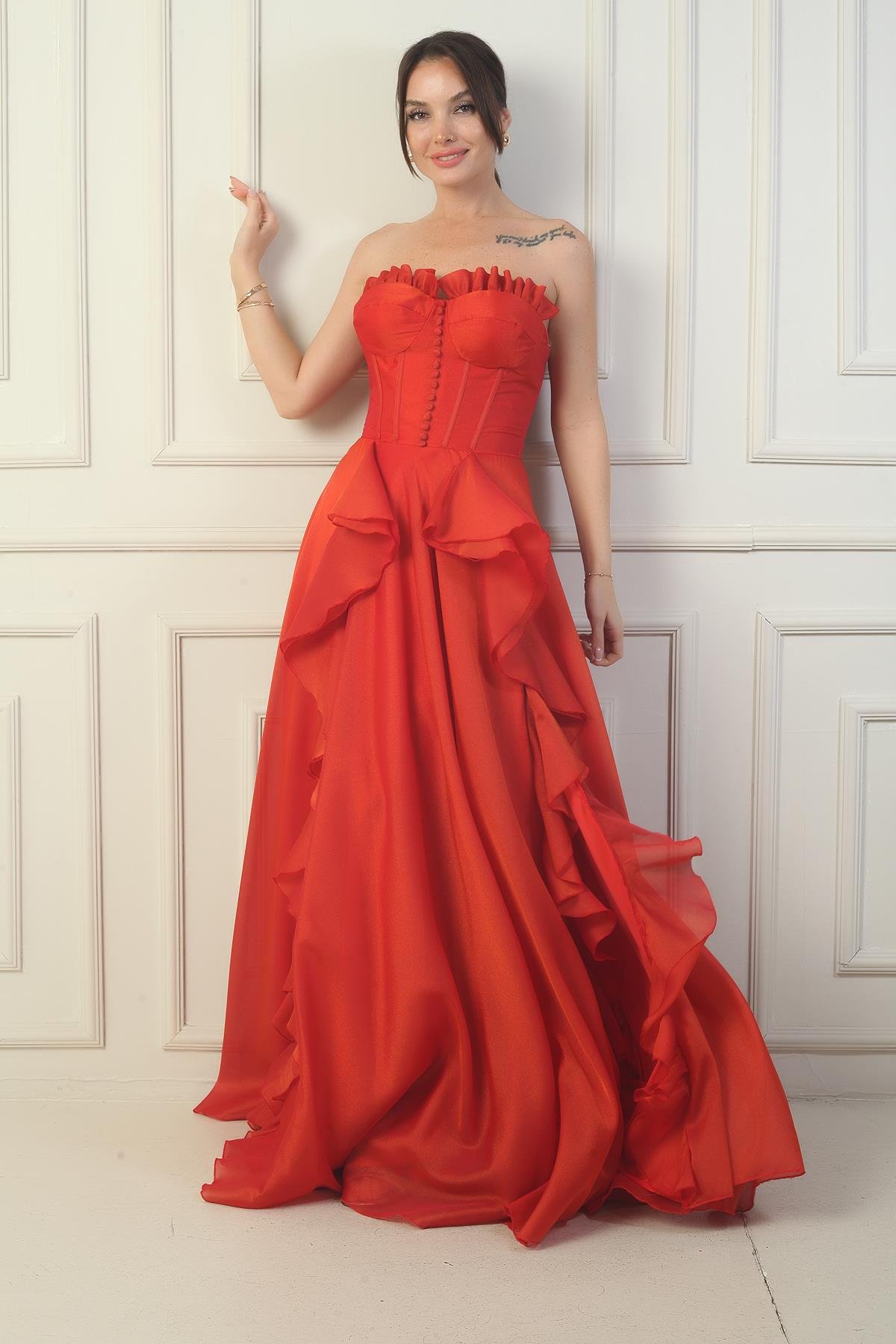 S-24Y1650013Kadın Straplez Önü Düğmeli Arkası Bağcıklı Eteği Fırfırlın Uzun Abiye Elbise