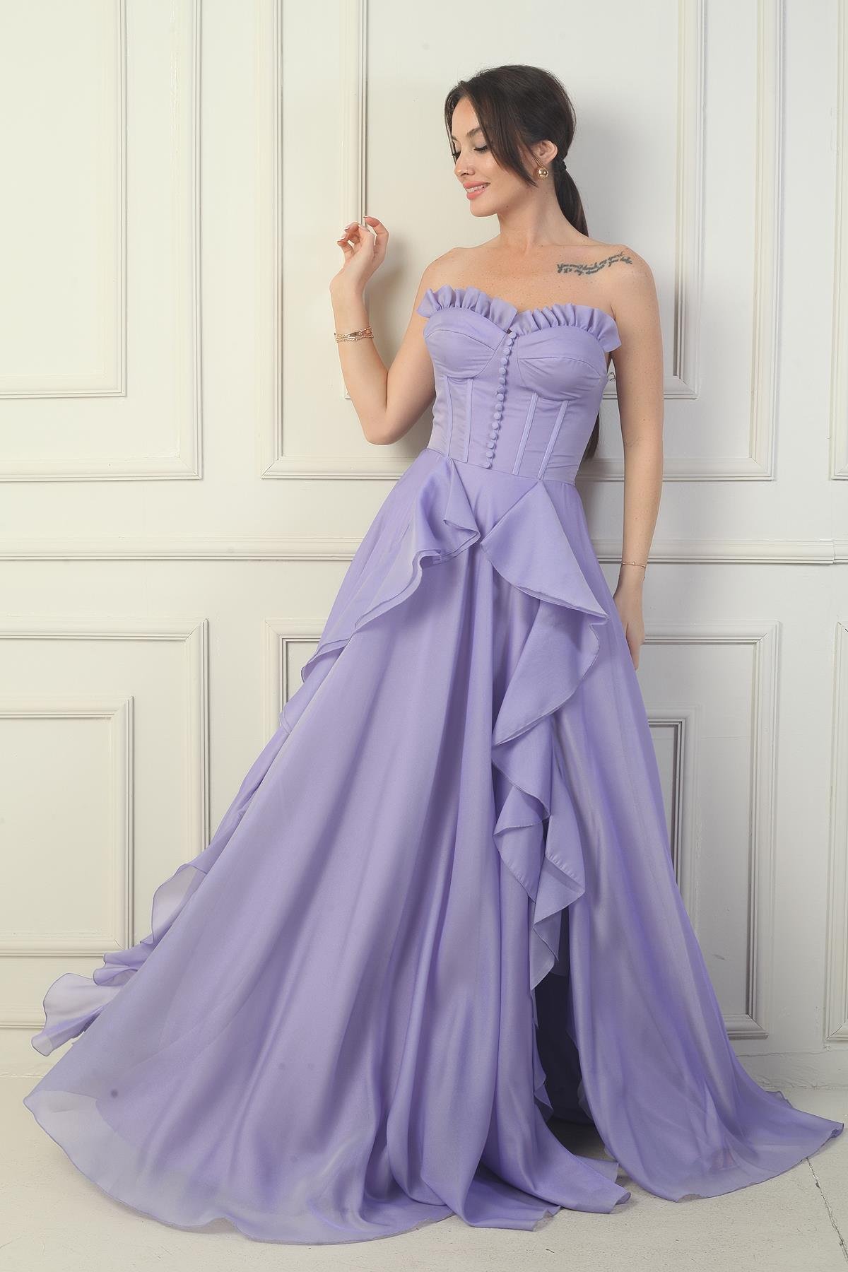 S-24Y1650013Kadın Straplez Önü Düğmeli Arkası Bağcıklı Eteği Fırfırlın Uzun Abiye Elbise