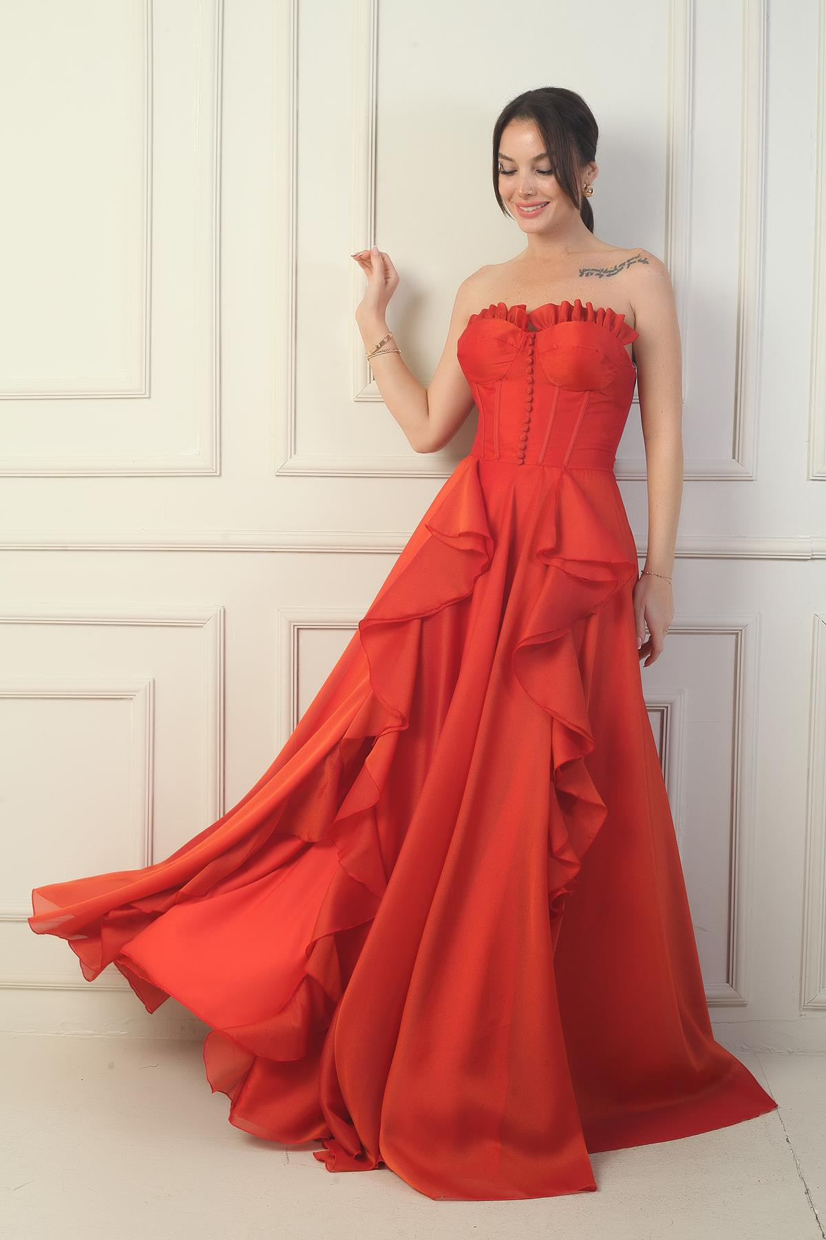 S-24Y1650013Kadın Straplez Önü Düğmeli Arkası Bağcıklı Eteği Fırfırlın Uzun Abiye Elbise