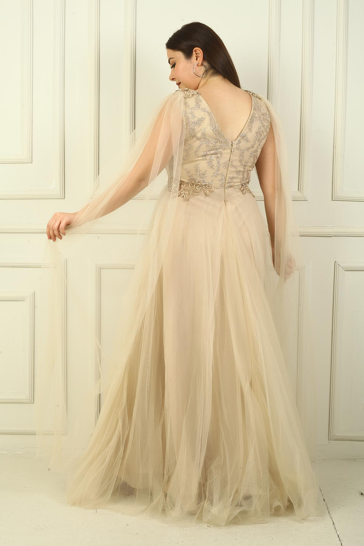 S-24Y1650014Kadın Ön Arka V Yaka Üstü Boncuk İşlemeli Geniş Beden Aralıklı Uzun Tül Abiye Elbise