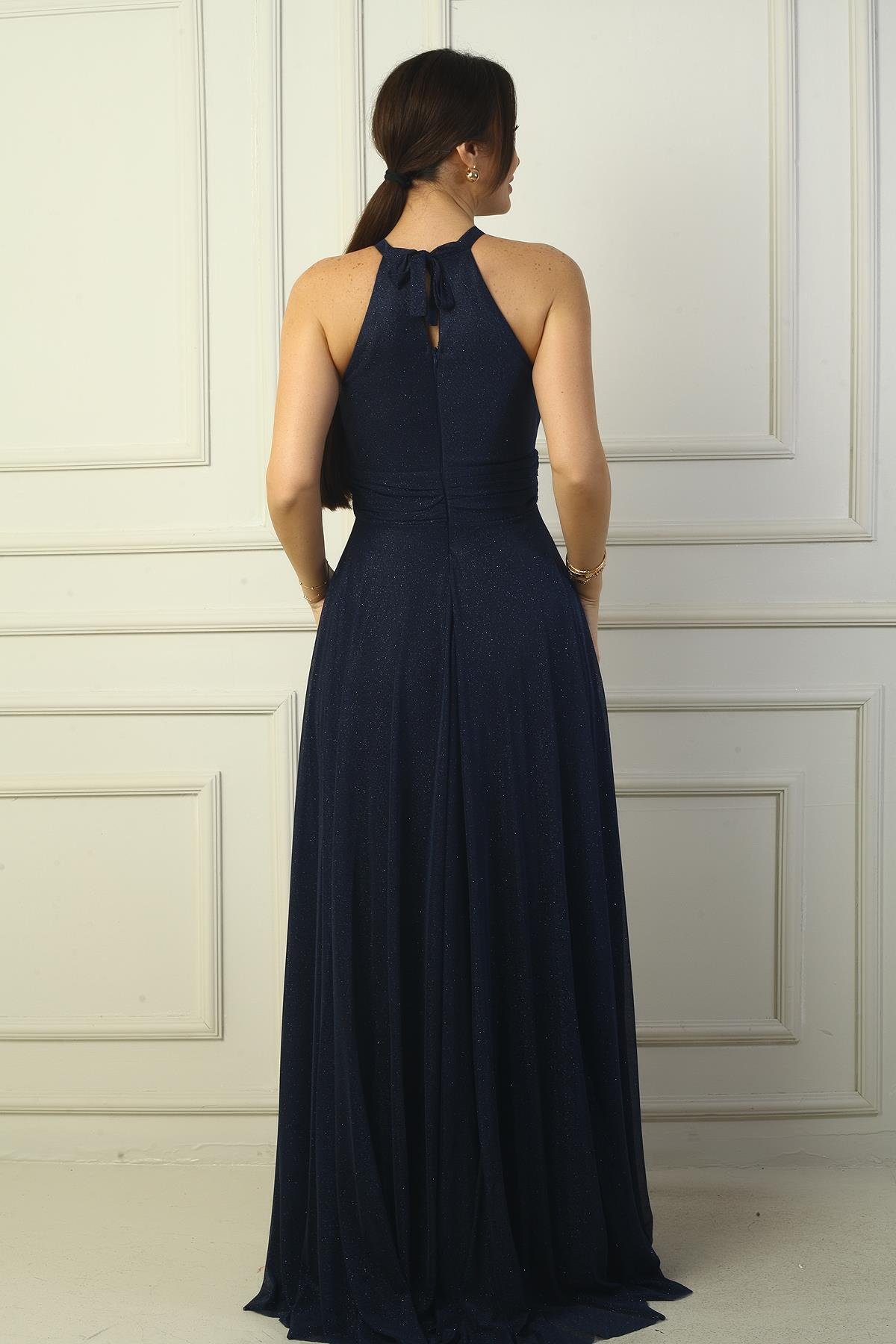 S-24Y1650015Kadın Halter Yaka Göğüs Pliseli Boyundan Bağlamalı Astarlı Uzun Simli Abiye Elbise