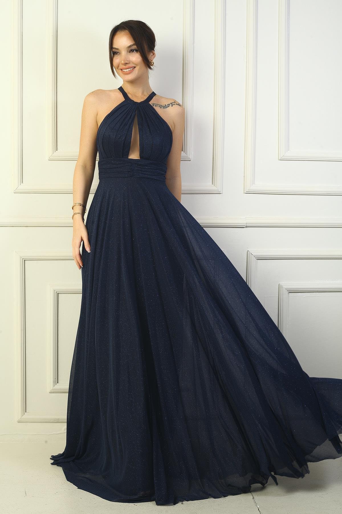 S-24Y1650015Kadın Halter Yaka Göğüs Pliseli Boyundan Bağlamalı Astarlı Uzun Simli Abiye Elbise