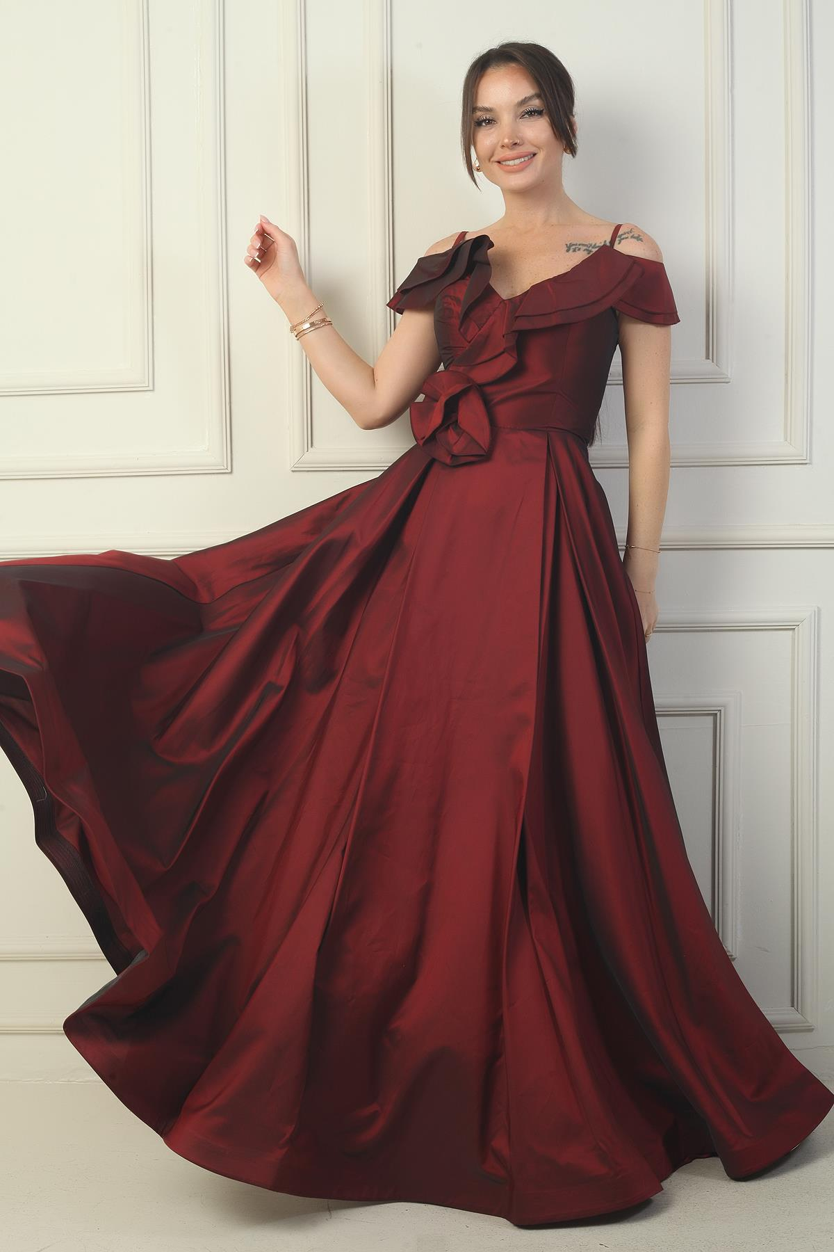 S-24Y1650021Kadın İp Askılı Kayık Yaka Gül Detaylı Astarlı Cepli Uzun Tafta Abiye Elbise