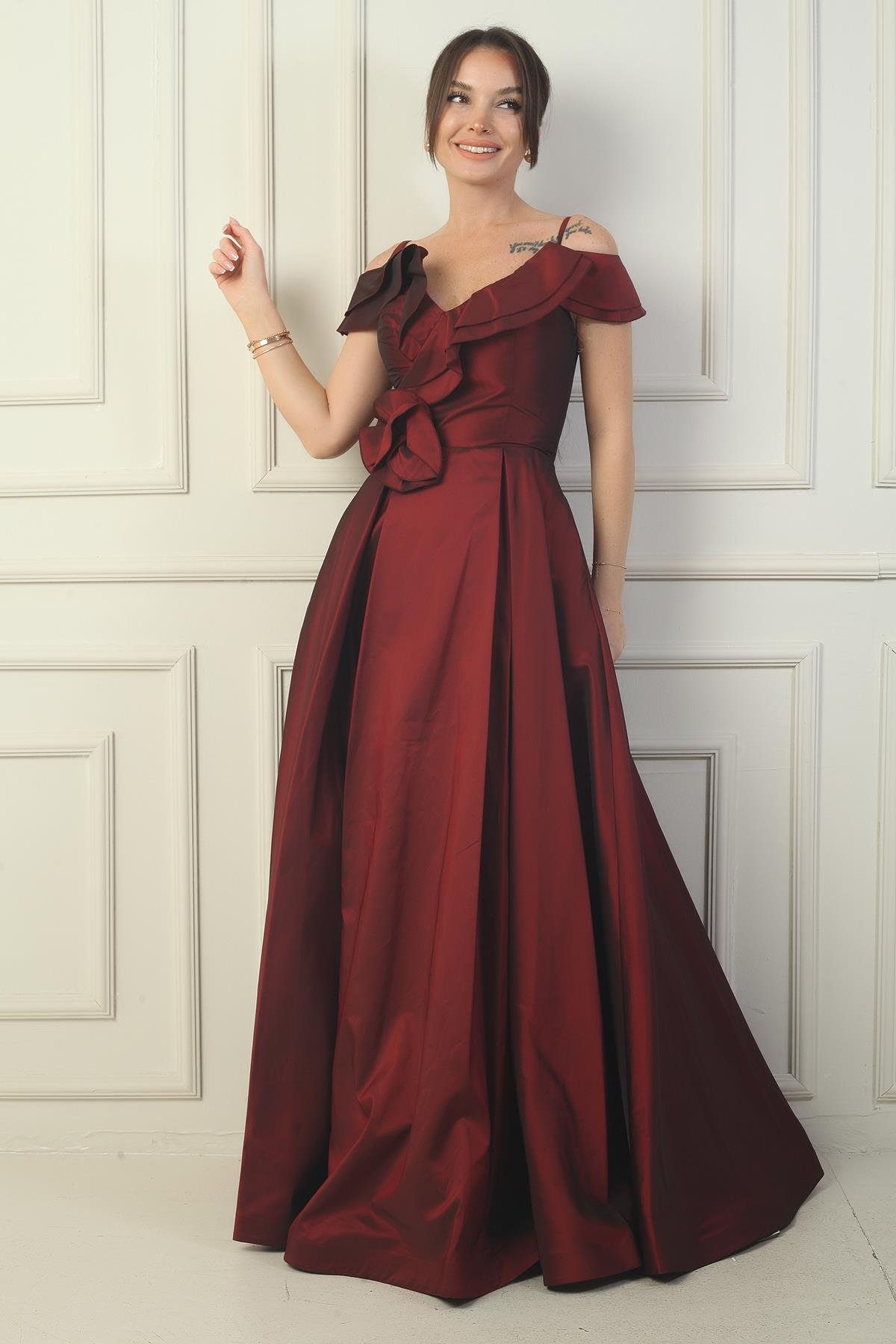 S-24Y1650021Kadın İp Askılı Kayık Yaka Gül Detaylı Astarlı Cepli Uzun Tafta Abiye Elbise