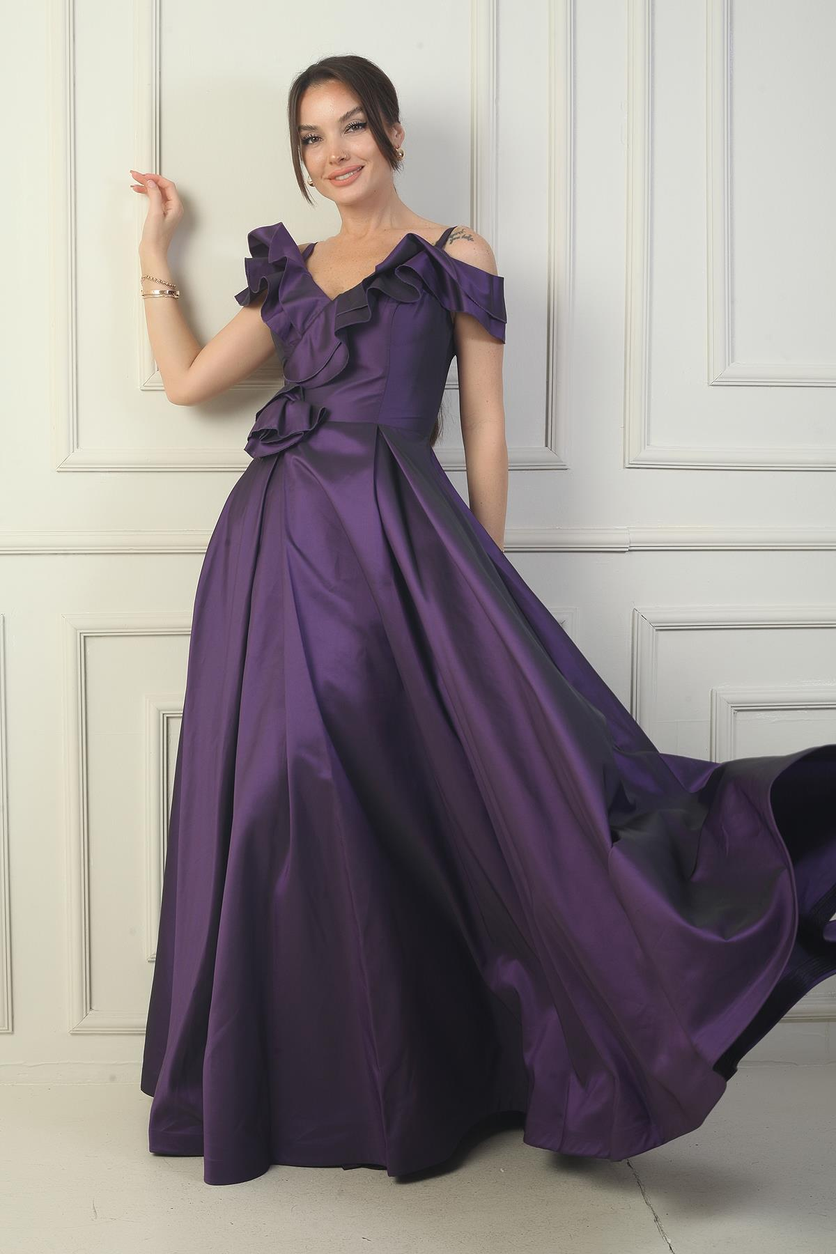 S-24Y1650021Kadın İp Askılı Kayık Yaka Gül Detaylı Astarlı Cepli Uzun Tafta Abiye Elbise