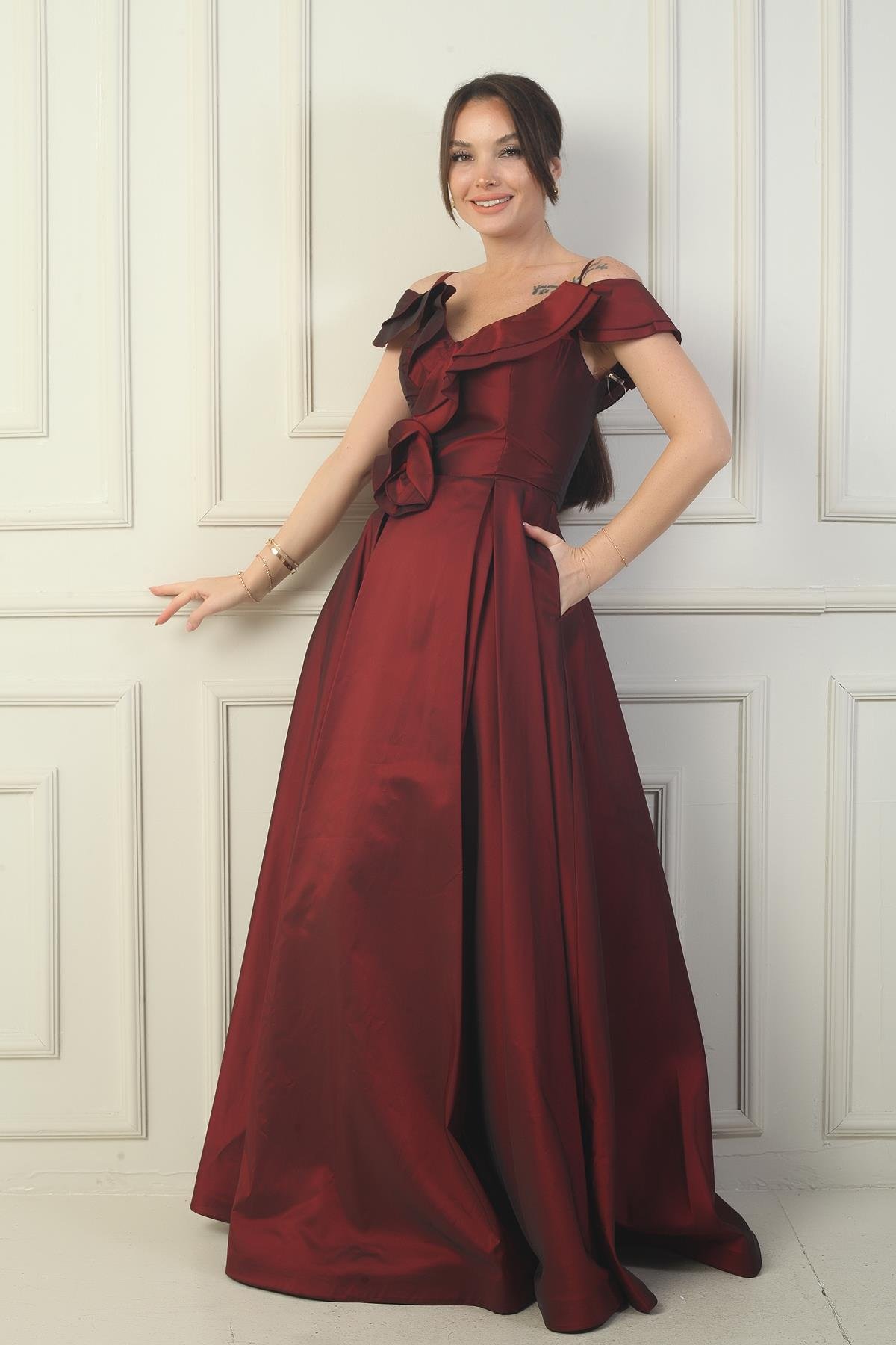 S-24Y1650021Kadın İp Askılı Kayık Yaka Gül Detaylı Astarlı Cepli Uzun Tafta Abiye Elbise