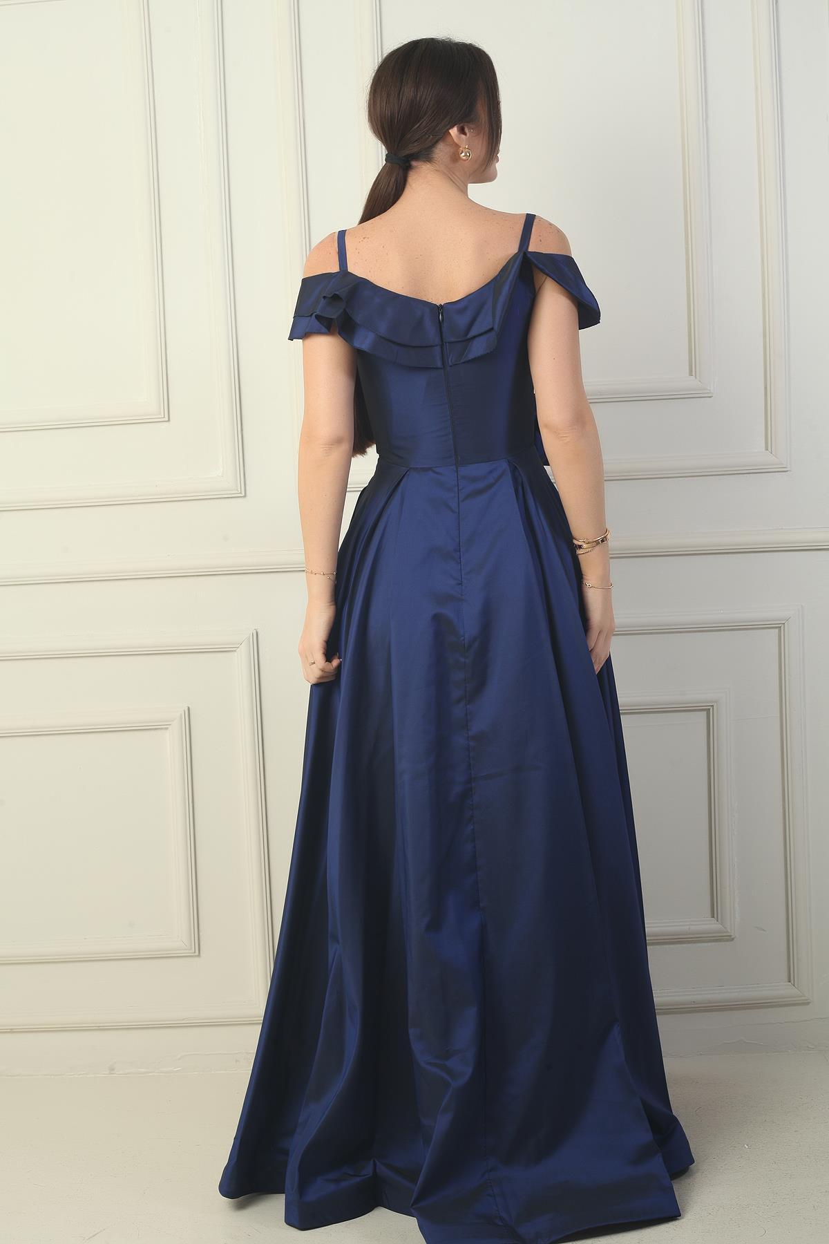 S-24Y1650021Kadın İp Askılı Kayık Yaka Gül Detaylı Astarlı Cepli Uzun Tafta Abiye Elbise