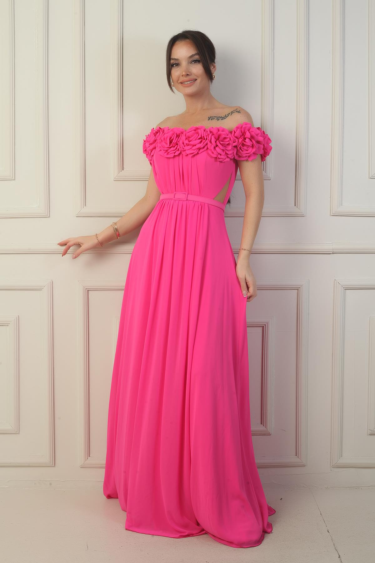 S-24Y1650022Kadın Yakası Lazer Kesim Çiçek Astarlı Beli Kemerli Uzun Şifon Elbise