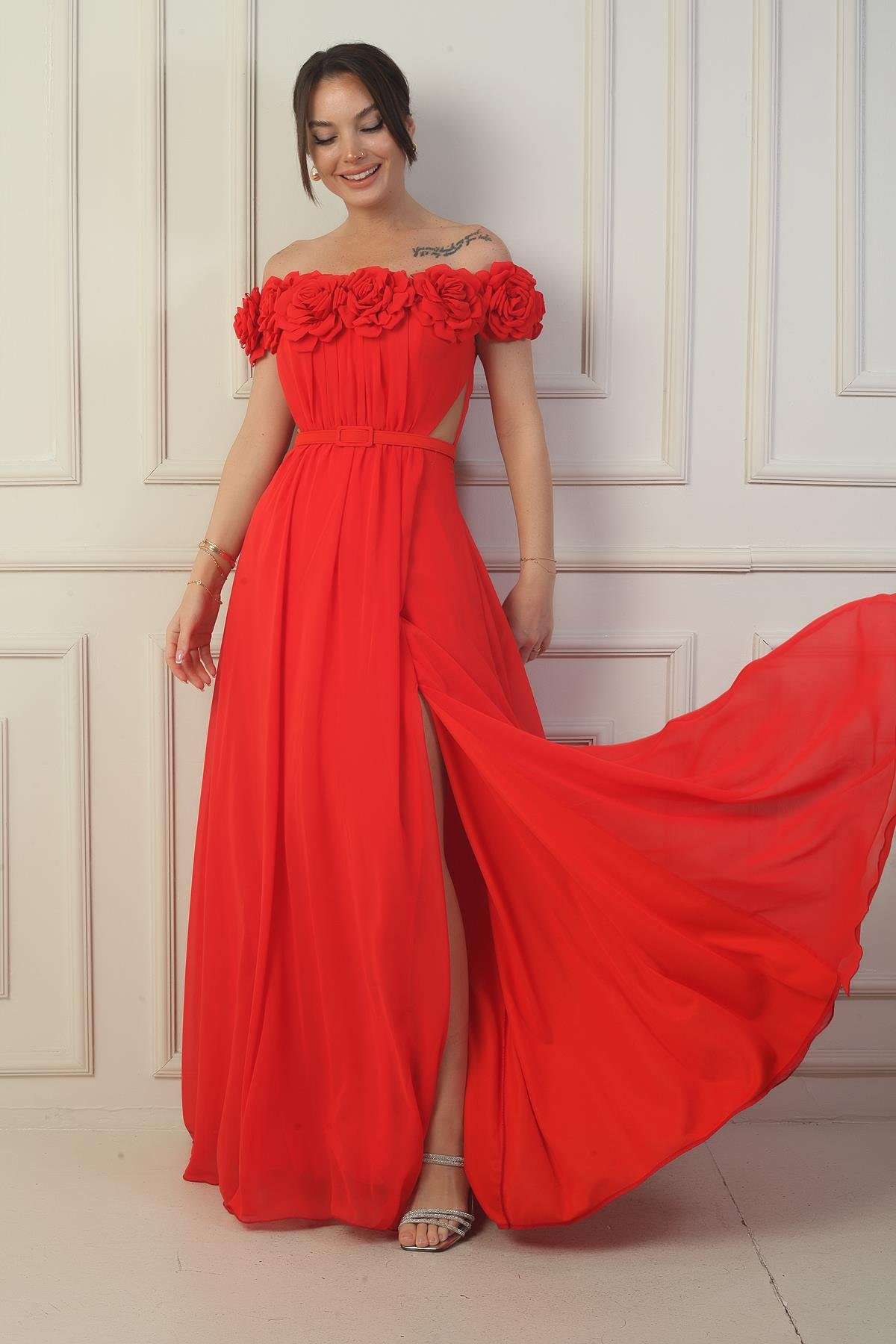 S-24Y1650022Kadın Yakası Lazer Kesim Çiçek Astarlı Beli Kemerli Uzun Şifon Elbise