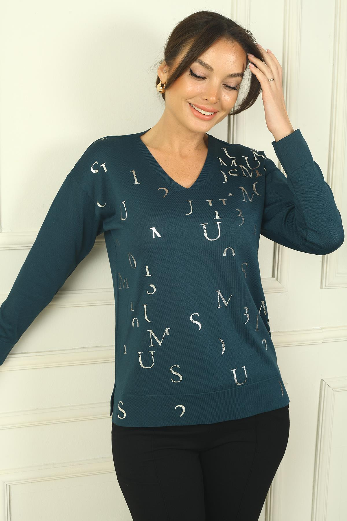 S-24Y1800008Kadın V Yaka Önü Varaklı Harf-Rakam Baskılı Yanları Yırtmaçlı Triko Kazak