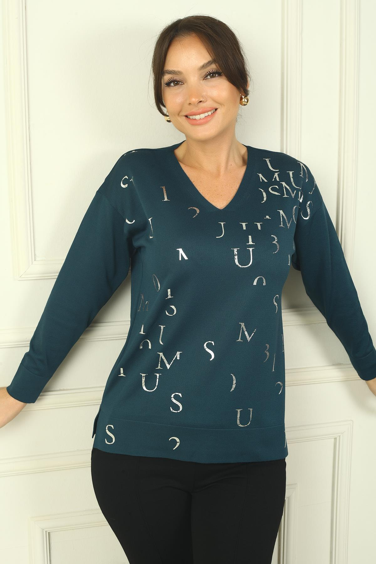 S-24Y1800008Kadın V Yaka Önü Varaklı Harf-Rakam Baskılı Yanları Yırtmaçlı Triko Kazak