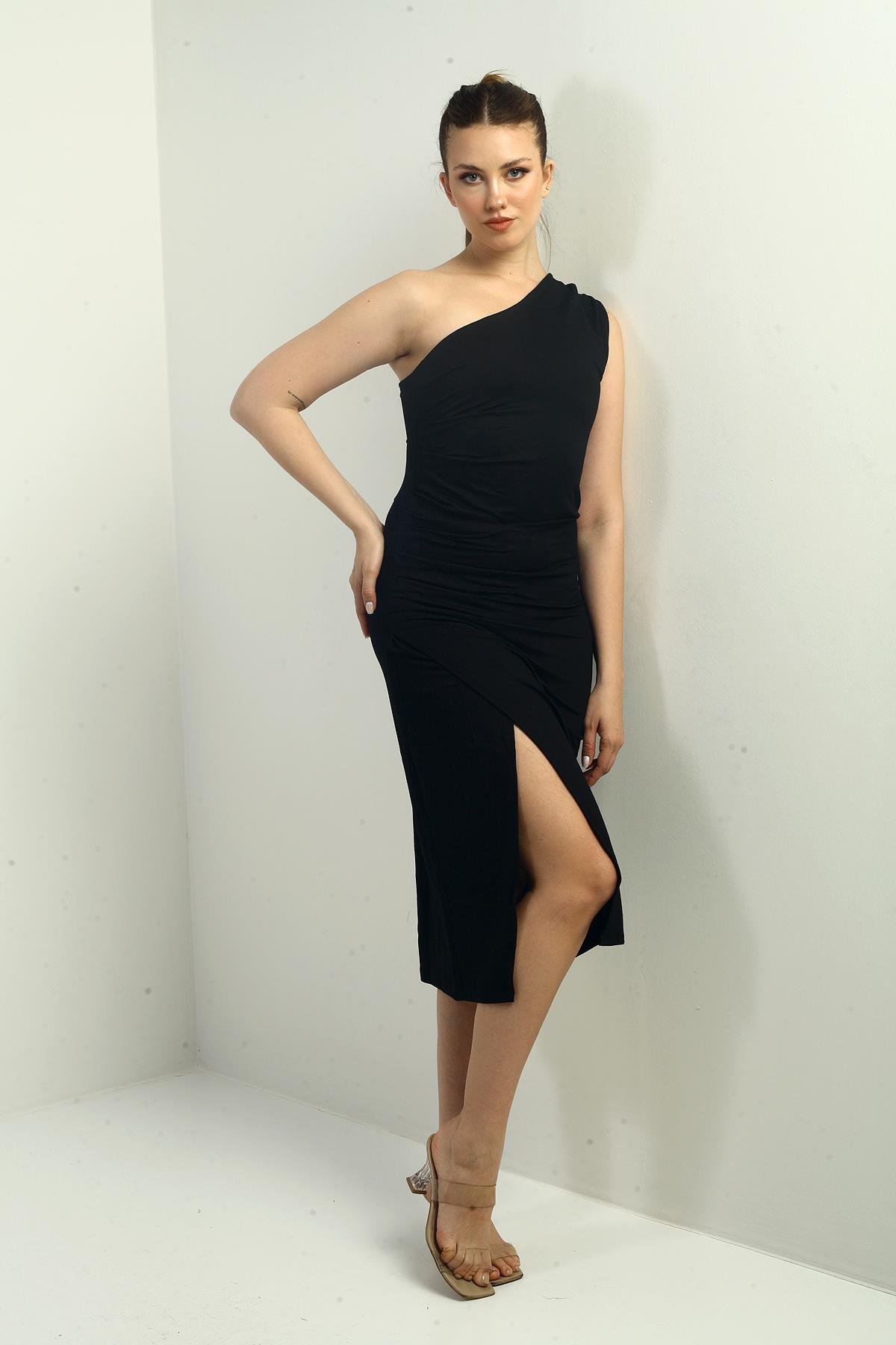 S-24Y2220022Kadın Tek Omuzlu Yırtmaçlı Büzgülü Midi Elbise