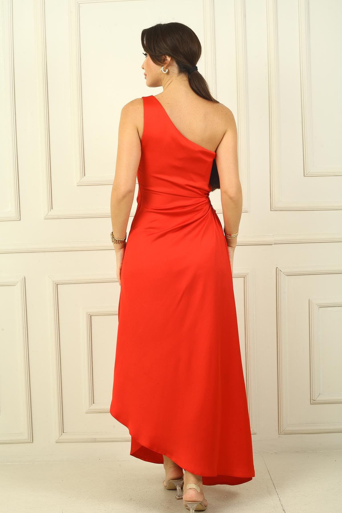 S-24Y2580022Tek Omuz Yan Kısmı Boncuk İşlemeli Asimetrik Elbise