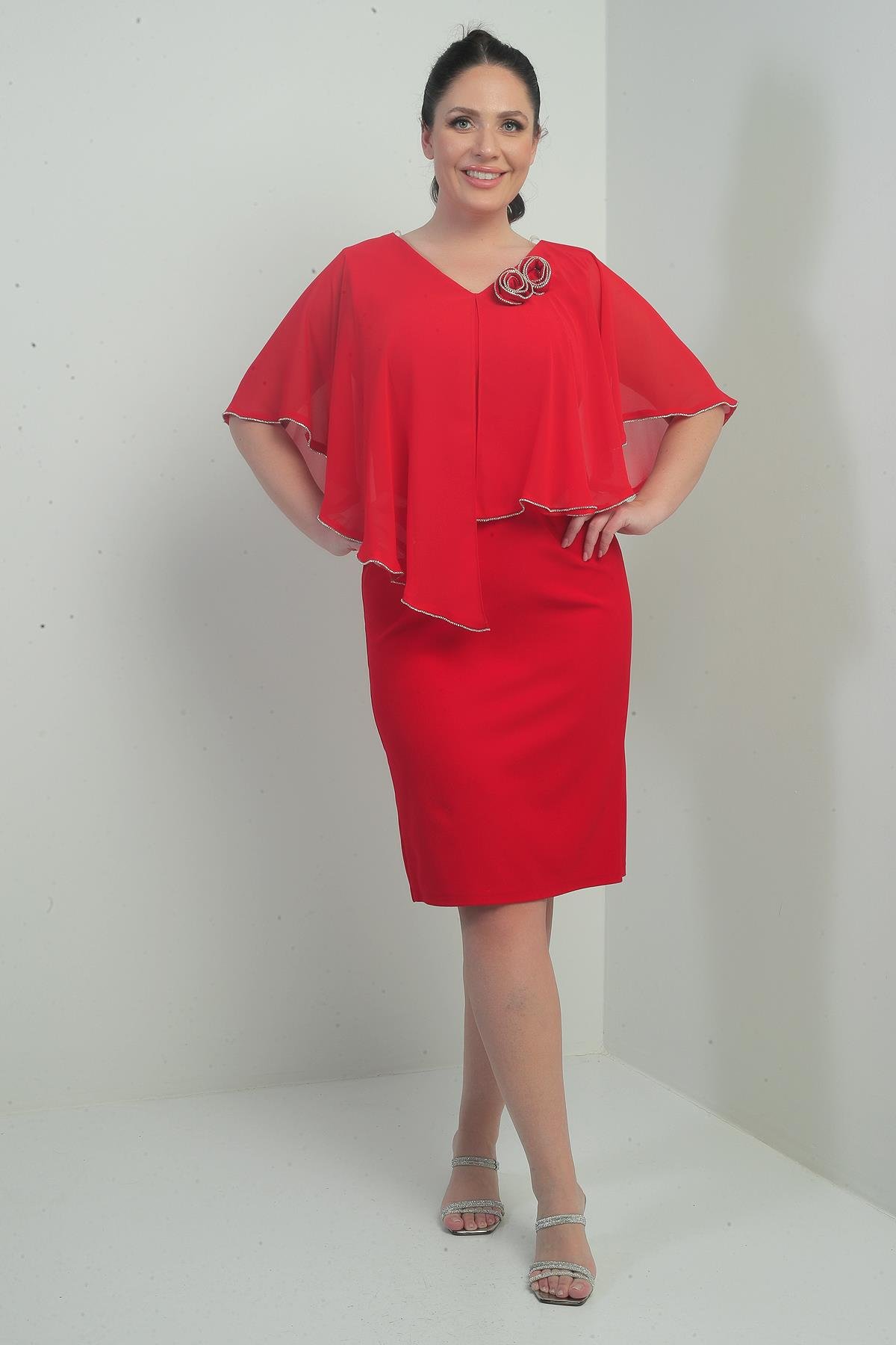 S-24Y2580032Kadın Ön Arka V Yaka Üstü Şifon Taş Detaylı Güllü Büyük Beden Krep Kısa Elbise