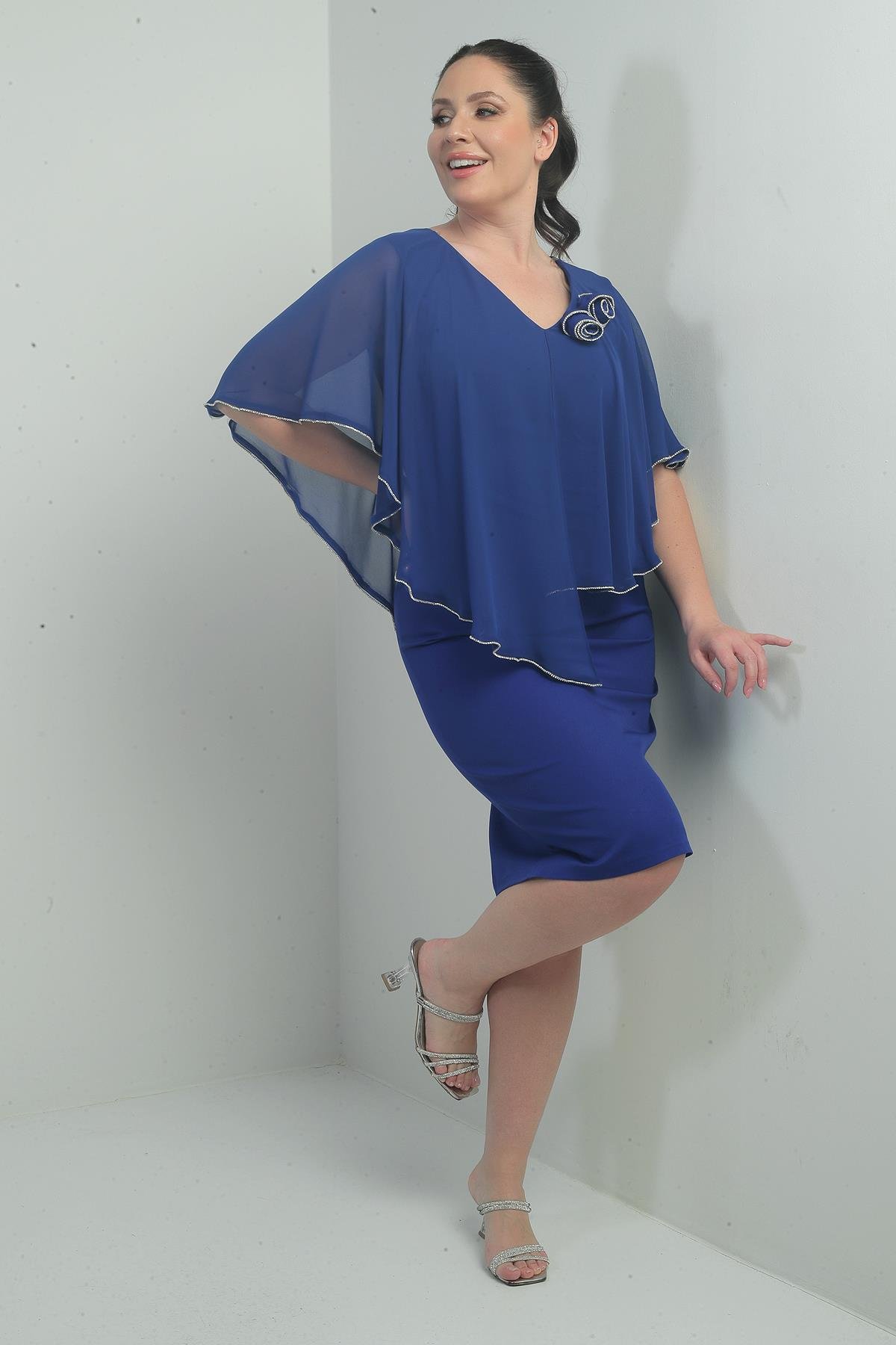 S-24Y2580032Kadın Ön Arka V Yaka Üstü Şifon Taş Detaylı Güllü Büyük Beden Krep Kısa Elbise