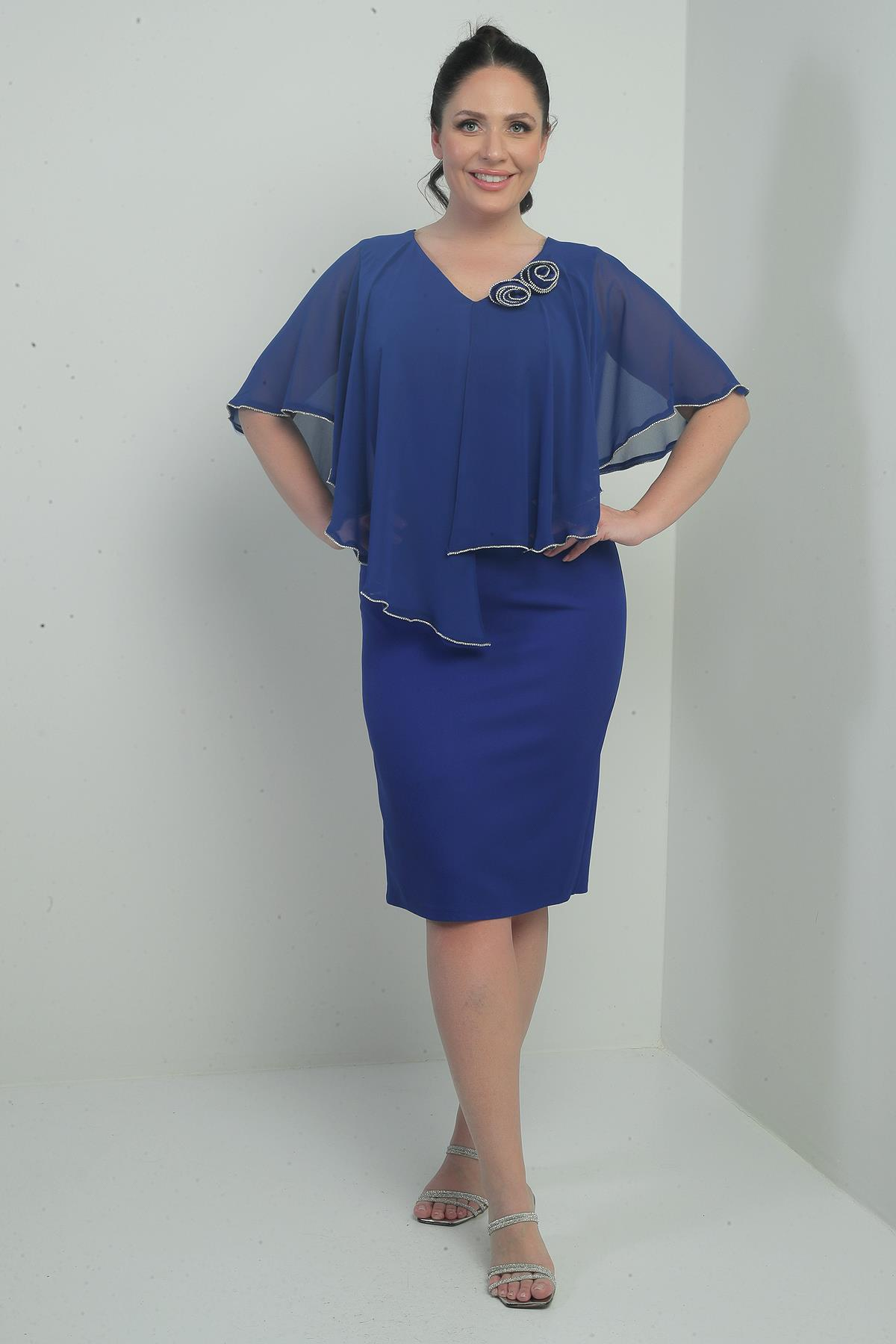 S-24Y2580032Kadın Ön Arka V Yaka Üstü Şifon Taş Detaylı Güllü Büyük Beden Krep Kısa Elbise