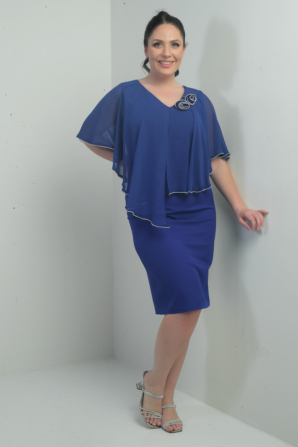 S-24Y2580032Kadın Ön Arka V Yaka Üstü Şifon Taş Detaylı Güllü Büyük Beden Krep Kısa Elbise