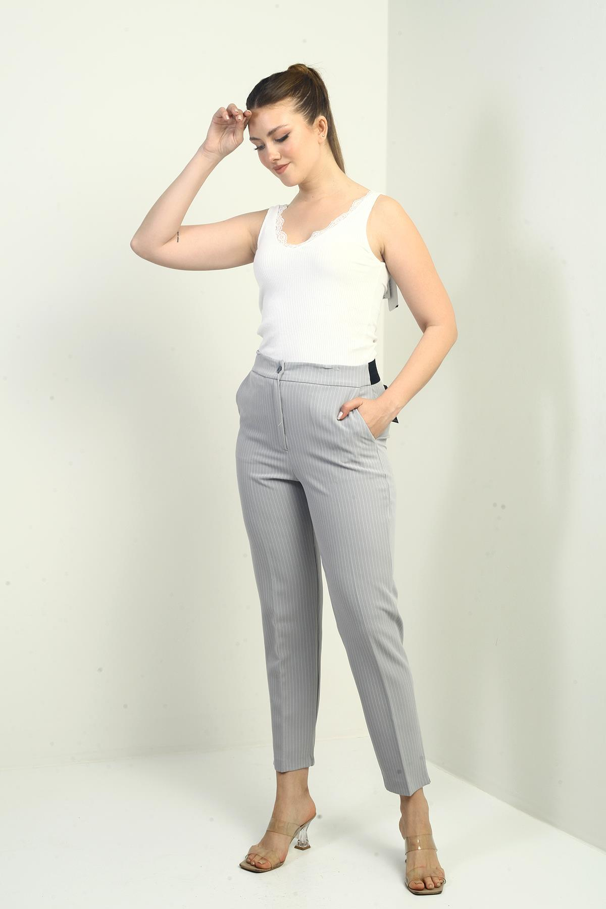 S-24Y2800017Kadın Beli Lastikli Cepli Boyuna Çizgili Dar Paça Pantolon