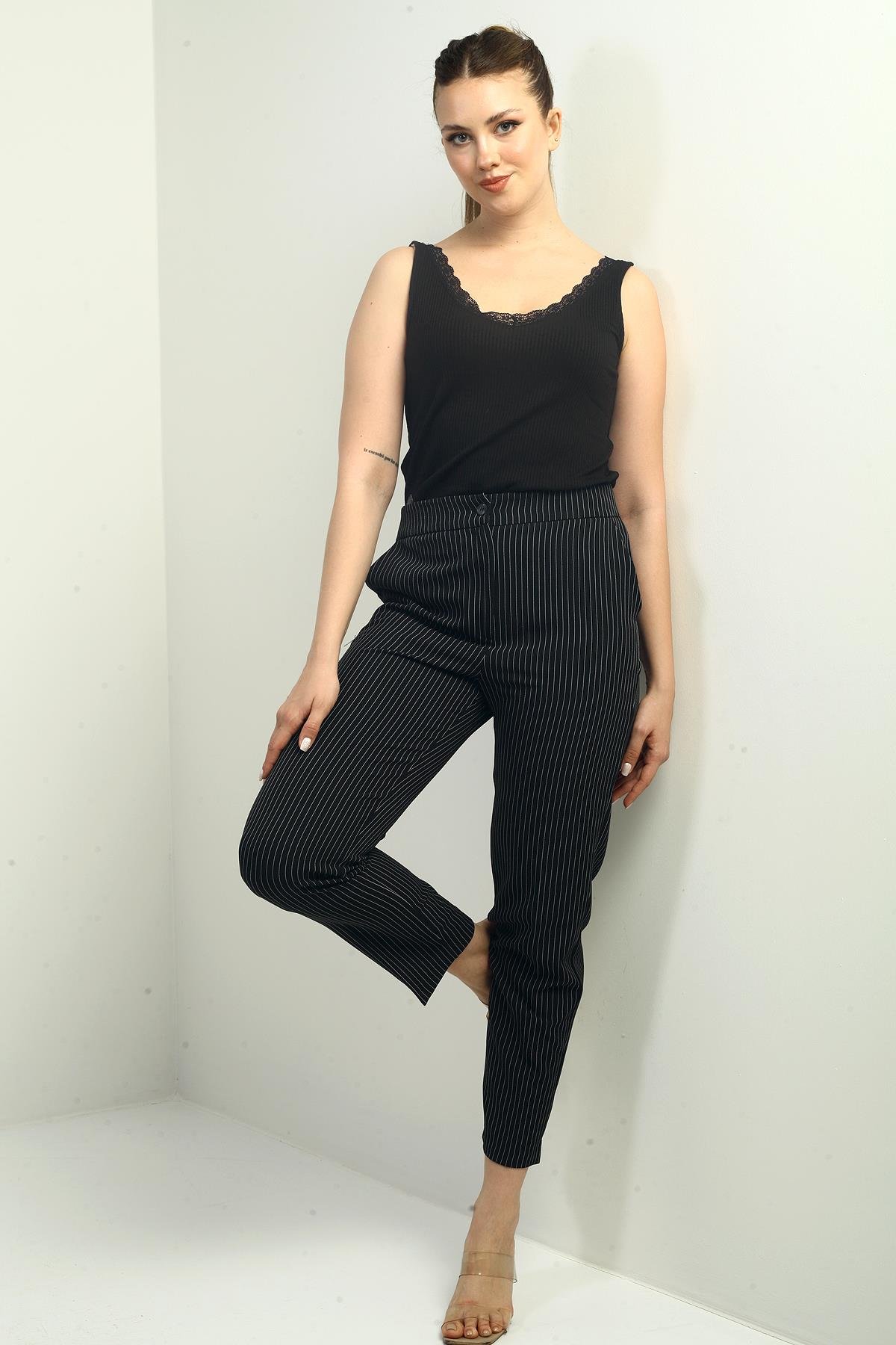 S-24Y2800017Kadın Beli Lastikli Cepli Boyuna Çizgili Dar Paça Pantolon