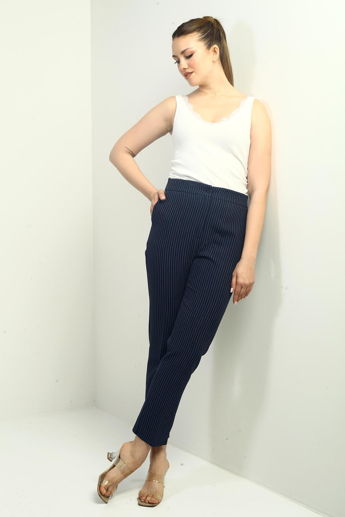 S-24Y2800017Kadın Beli Lastikli Cepli Boyuna Çizgili Dar Paça Pantolon
