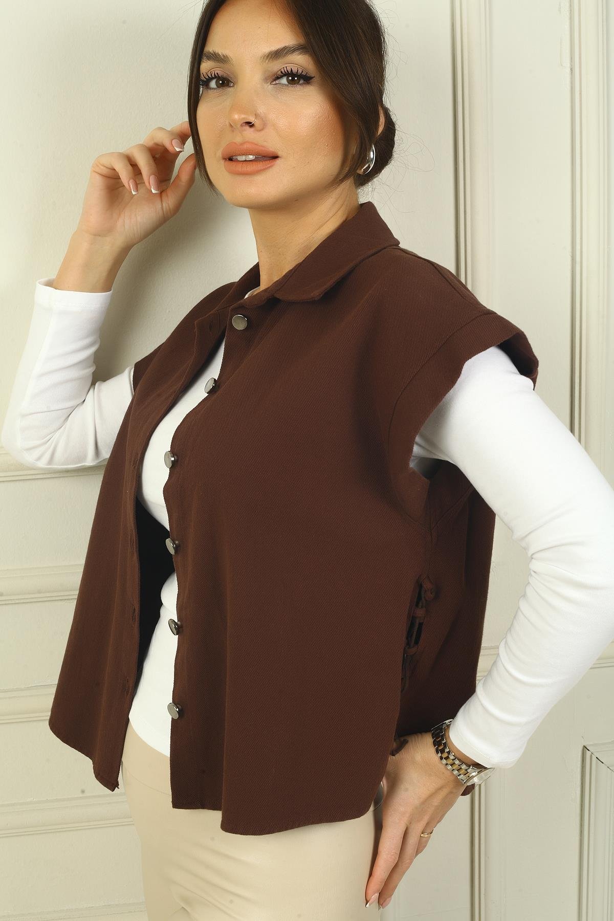 S-24Y2800021Kadın Düşük Kollu Yandan Bağcıklı Önü Metal Düğmeli Yelek