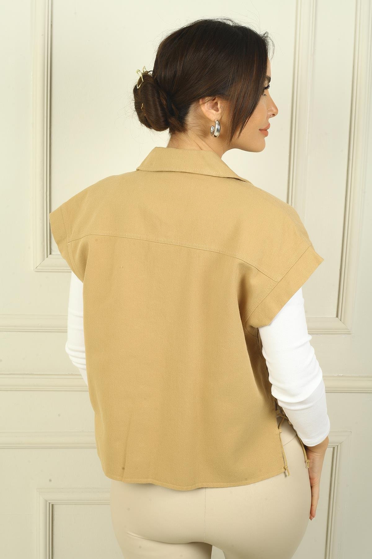 S-24Y2800021Kadın Düşük Kollu Yandan Bağcıklı Önü Metal Düğmeli Yelek