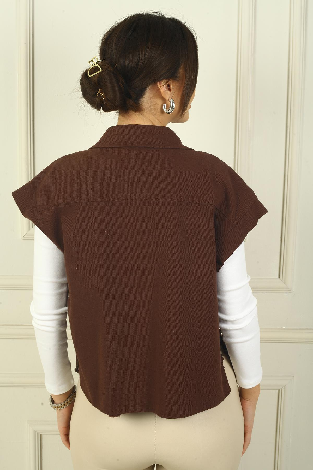 S-24Y2800021Kadın Düşük Kollu Yandan Bağcıklı Önü Metal Düğmeli Yelek