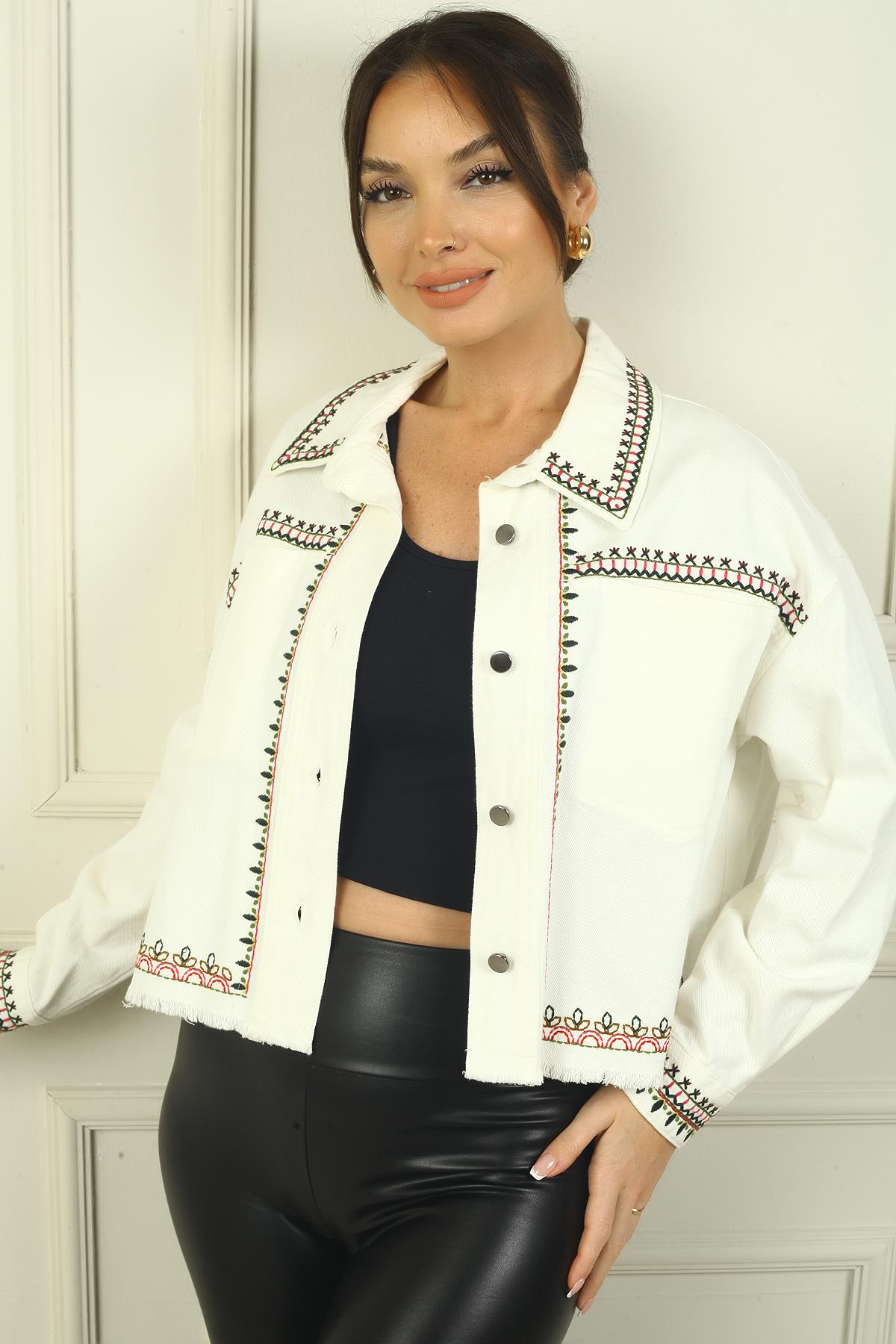 S-24Y2800022Kadın Nakış Detaylı Önü Metal Düğmeli Tek Cepli Gömlek