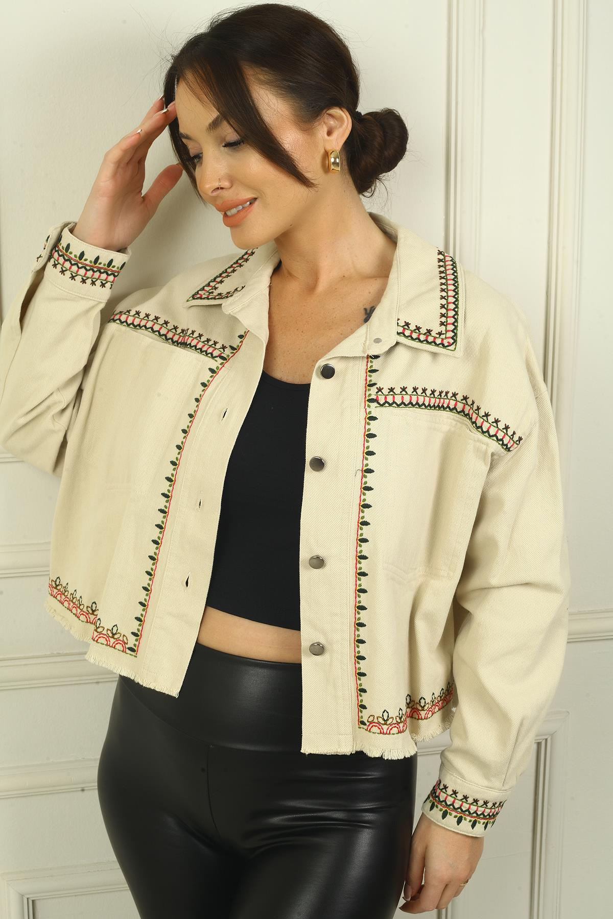 S-24Y2800022Kadın Nakış Detaylı Önü Metal Düğmeli Tek Cepli Gömlek