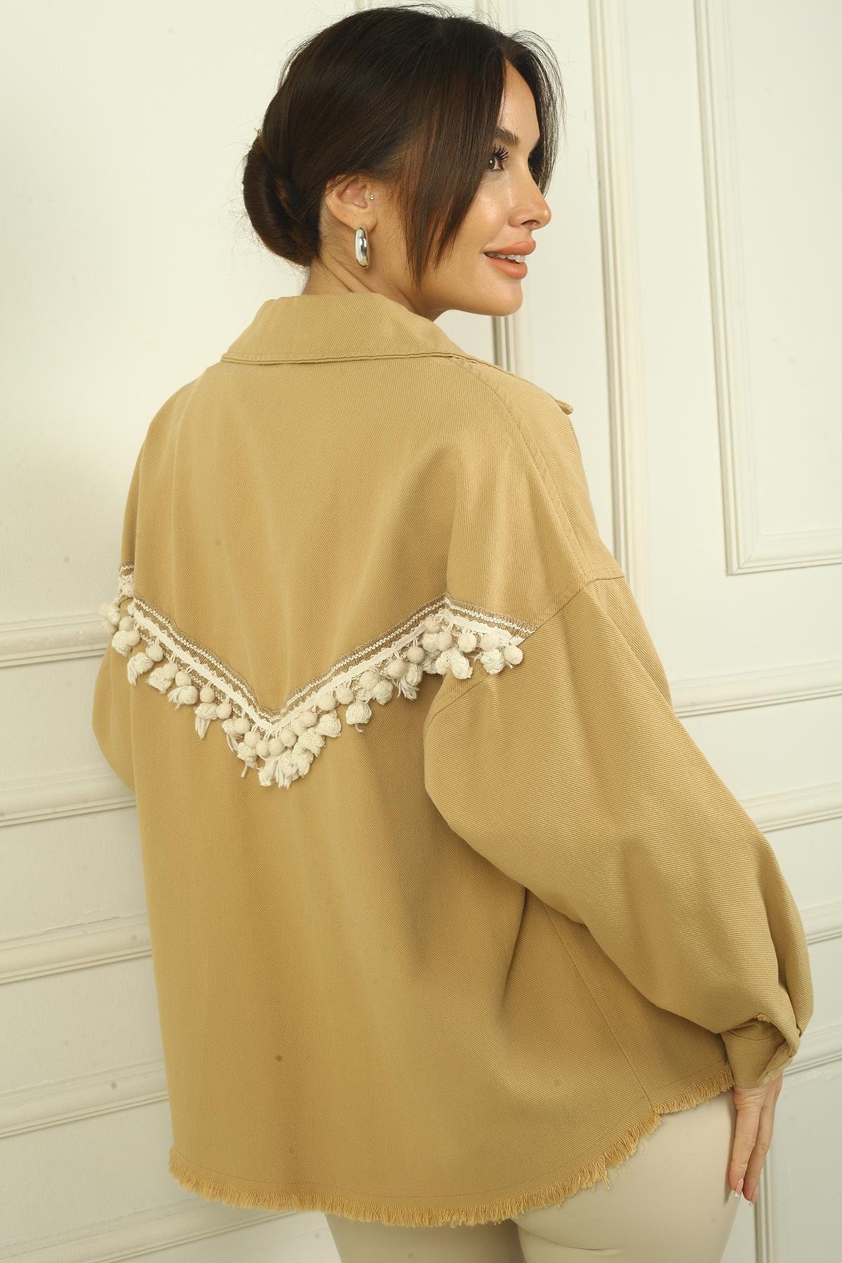 S-24Y2800023Kadın Arkası Etnik Şeritli Püsküllü Önü Metal Düğmeli Tek Cepli Gömlek