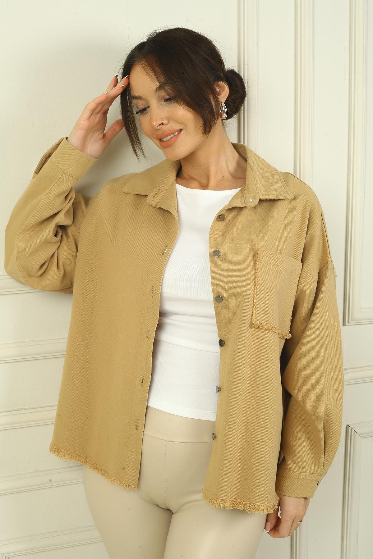 S-24Y2800023Kadın Arkası Etnik Şeritli Püsküllü Önü Metal Düğmeli Tek Cepli Gömlek