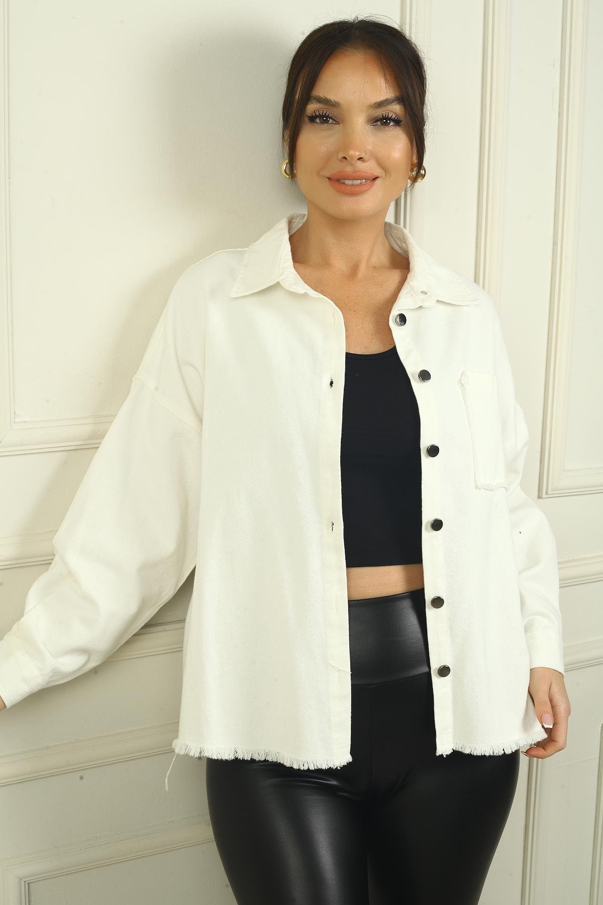 S-24Y2800023Kadın Arkası Etnik Şeritli Püsküllü Önü Metal Düğmeli Tek Cepli Gömlek