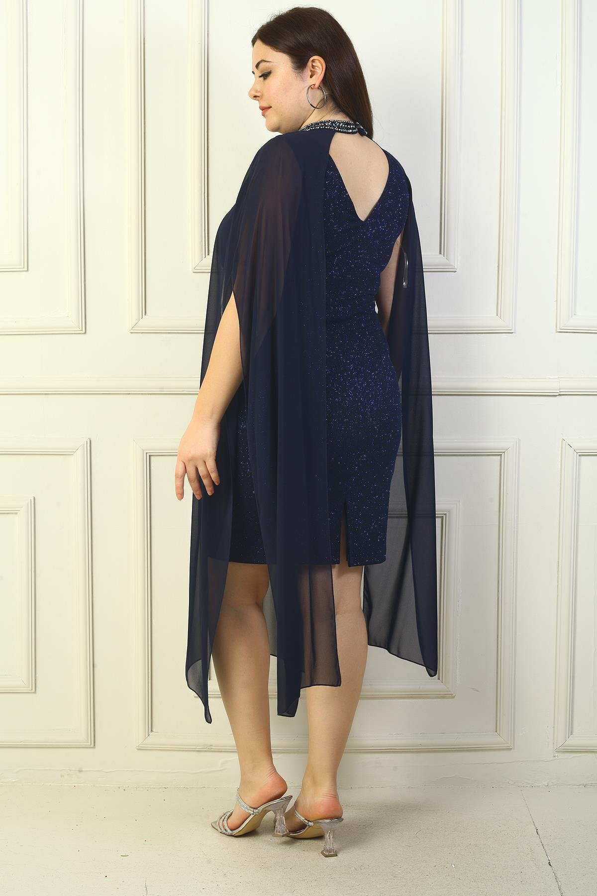 S-24Y3050026Kadın V Yaka Astarlı Üstü Şifon Pelerinli Büyük Beden  Simli Elbise