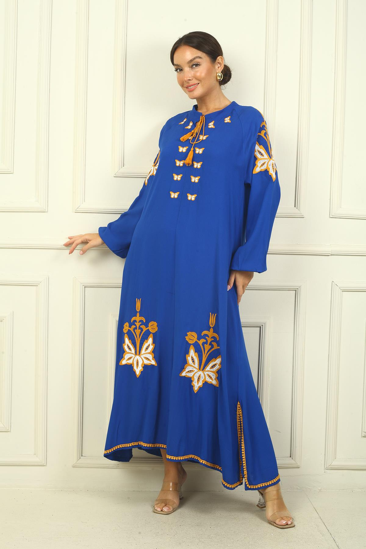 S-24Y3880023Kadın Yaka Bağcıklı Kelebek Nakışlı Kol Uçları Lastikli Rahat Kalıp Uzun Viskon Elbise