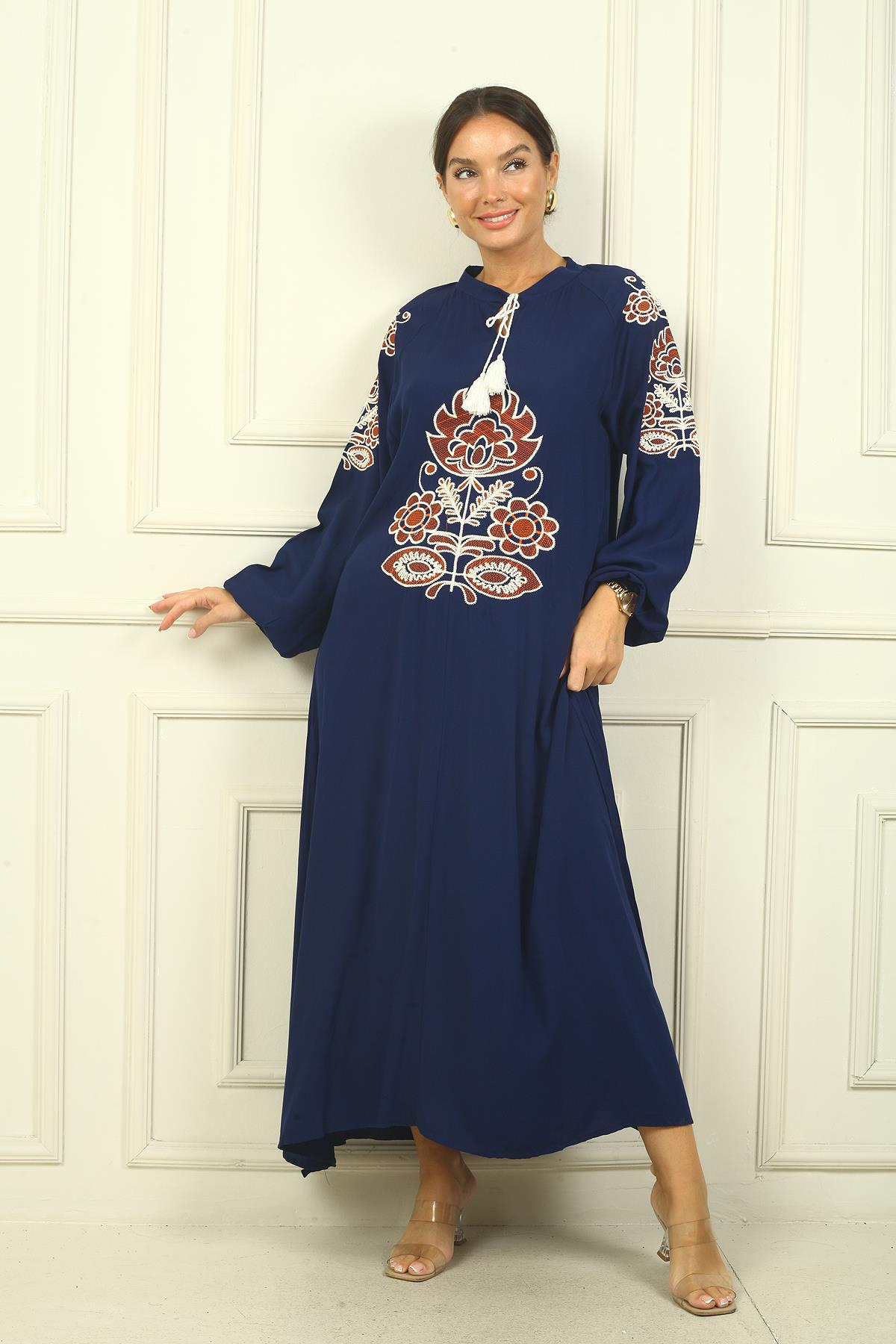 S-24Y3880024Kadın Yakası Bağcıklı Kolları Ve Önü Nakışlı Rahat Kalıp Uzun Viskon Elbise