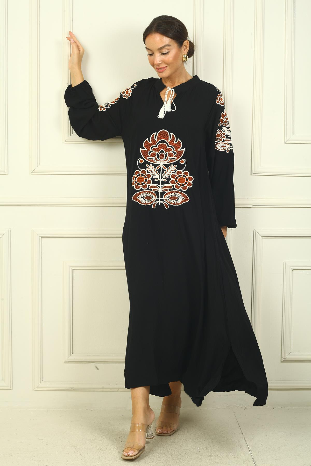 S-24Y3880024Kadın Yakası Bağcıklı Kolları Ve Önü Nakışlı Rahat Kalıp Uzun Viskon Elbise